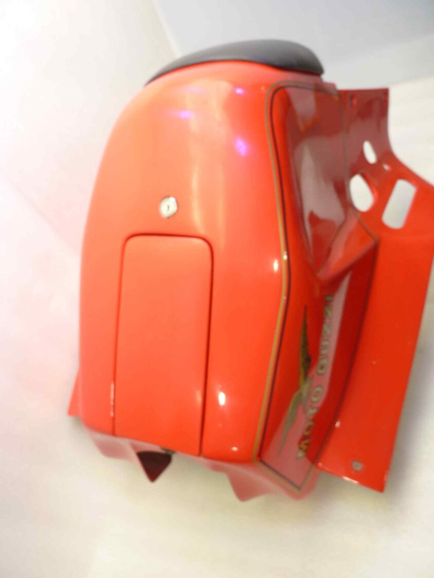 Kit carene Guzzi telaio Tonti artigianali 750 850 1000 V7 Sport Le mans SP T3 e compatibili con telaio Tonti, il kit comprende un codone monoposto, codone biposto con unghie monoposto, parafango anteriore, carena centrale superiore copri serbatoio, carene laterali-inferiori con telaio e clacson, cupolino anteriore con fari Carello, no chiavi per serrature. ritiro a mano presso la Ns sede a Vigevano (PV) - immagine 11