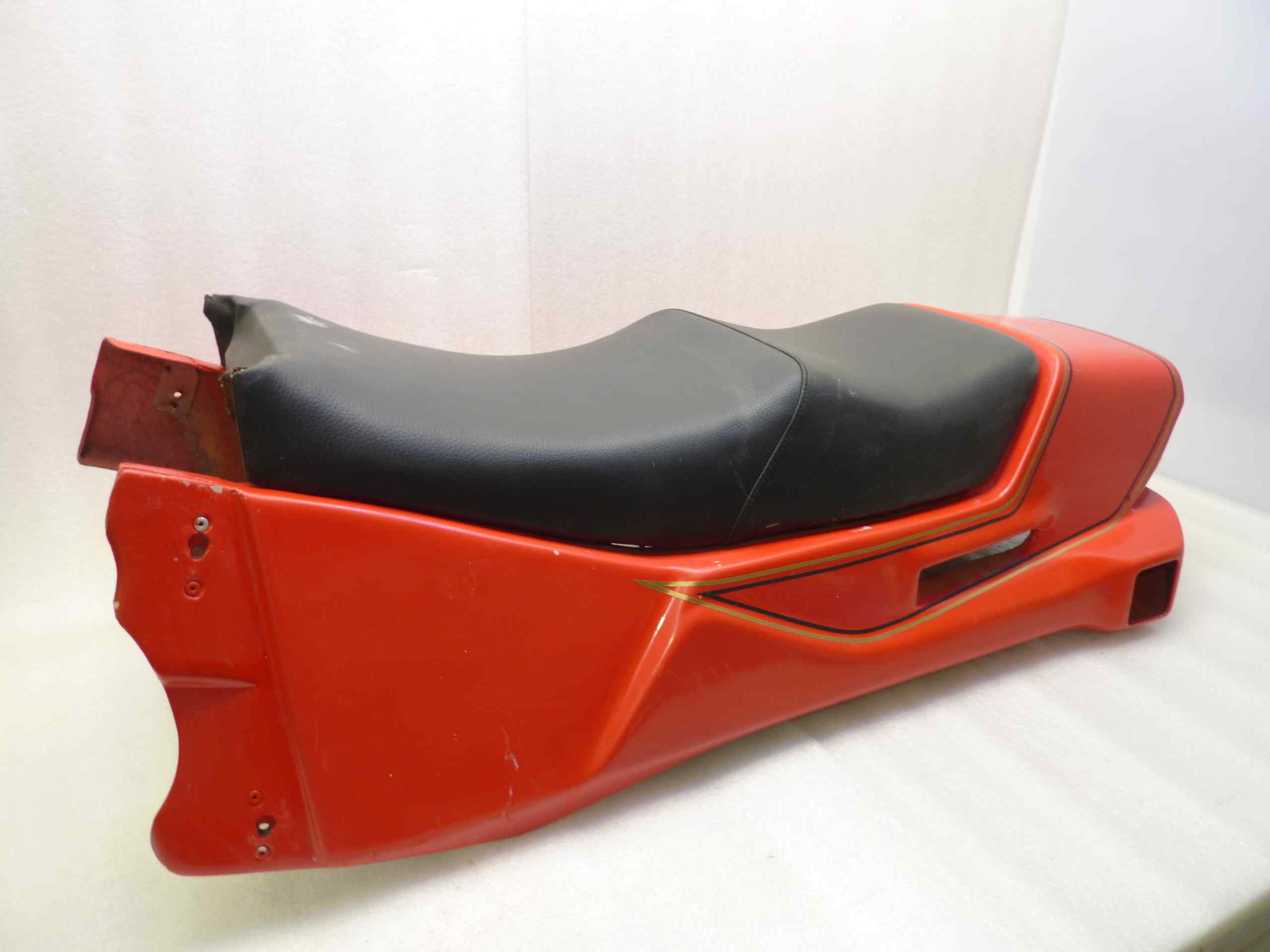 Kit carene Guzzi telaio Tonti artigianali 750 850 1000 V7 Sport Le mans SP T3 e compatibili con telaio Tonti, il kit comprende un codone monoposto, codone biposto con unghie monoposto, parafango anteriore, carena centrale superiore copri serbatoio, carene laterali-inferiori con telaio e clacson, cupolino anteriore con fari Carello, no chiavi per serrature. ritiro a mano presso la Ns sede a Vigevano (PV) - immagine 17