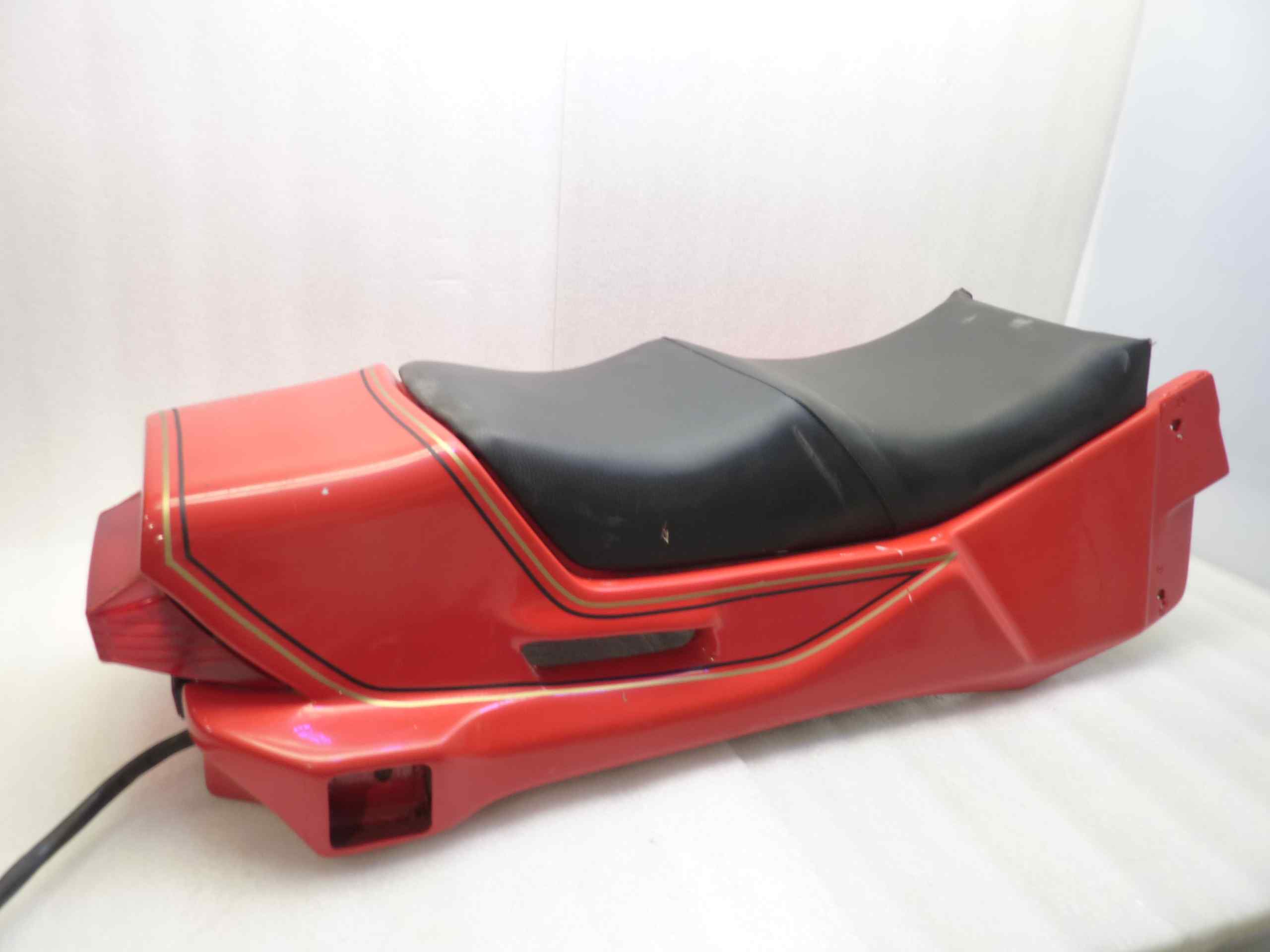 Kit carene Guzzi telaio Tonti artigianali 750 850 1000 V7 Sport Le mans SP T3 e compatibili con telaio Tonti, il kit comprende un codone monoposto, codone biposto con unghie monoposto, parafango anteriore, carena centrale superiore copri serbatoio, carene laterali-inferiori con telaio e clacson, cupolino anteriore con fari Carello, no chiavi per serrature. ritiro a mano presso la Ns sede a Vigevano (PV) - immagine 18