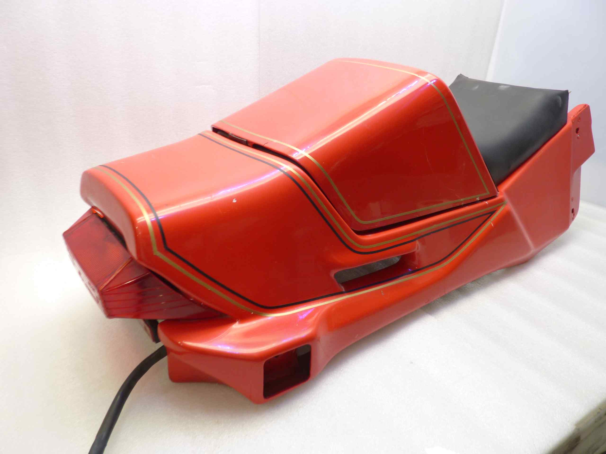 Kit carene Guzzi telaio Tonti artigianali 750 850 1000 V7 Sport Le mans SP T3 e compatibili con telaio Tonti, il kit comprende un codone monoposto, codone biposto con unghie monoposto, parafango anteriore, carena centrale superiore copri serbatoio, carene laterali-inferiori con telaio e clacson, cupolino anteriore con fari Carello, no chiavi per serrature. ritiro a mano presso la Ns sede a Vigevano (PV) - immagine 19