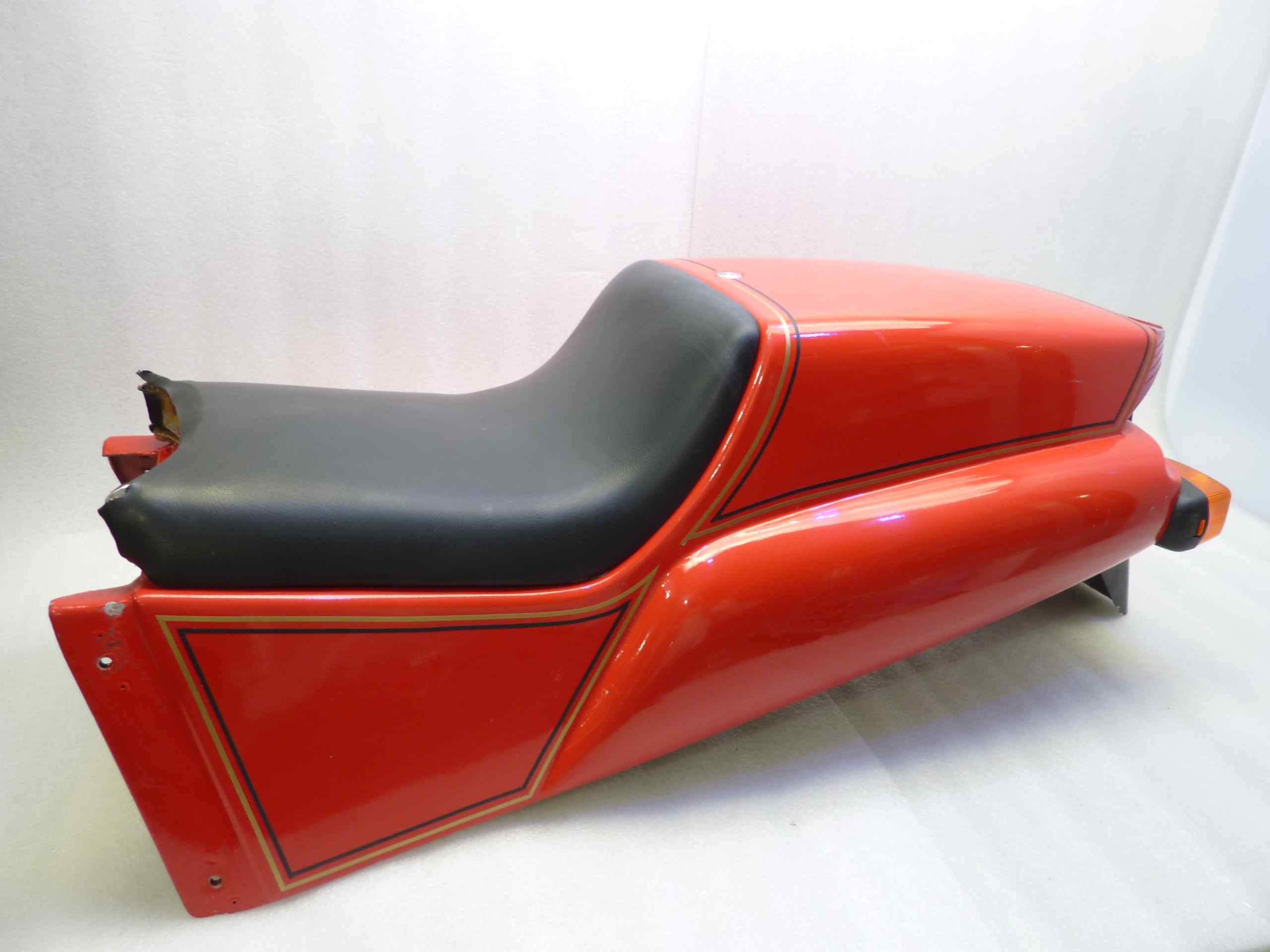 Kit carene Guzzi telaio Tonti artigianali 750 850 1000 V7 Sport Le mans SP T3 e compatibili con telaio Tonti, il kit comprende un codone monoposto, codone biposto con unghie monoposto, parafango anteriore, carena centrale superiore copri serbatoio, carene laterali-inferiori con telaio e clacson, cupolino anteriore con fari Carello, no chiavi per serrature. ritiro a mano presso la Ns sede a Vigevano (PV) - immagine 22
