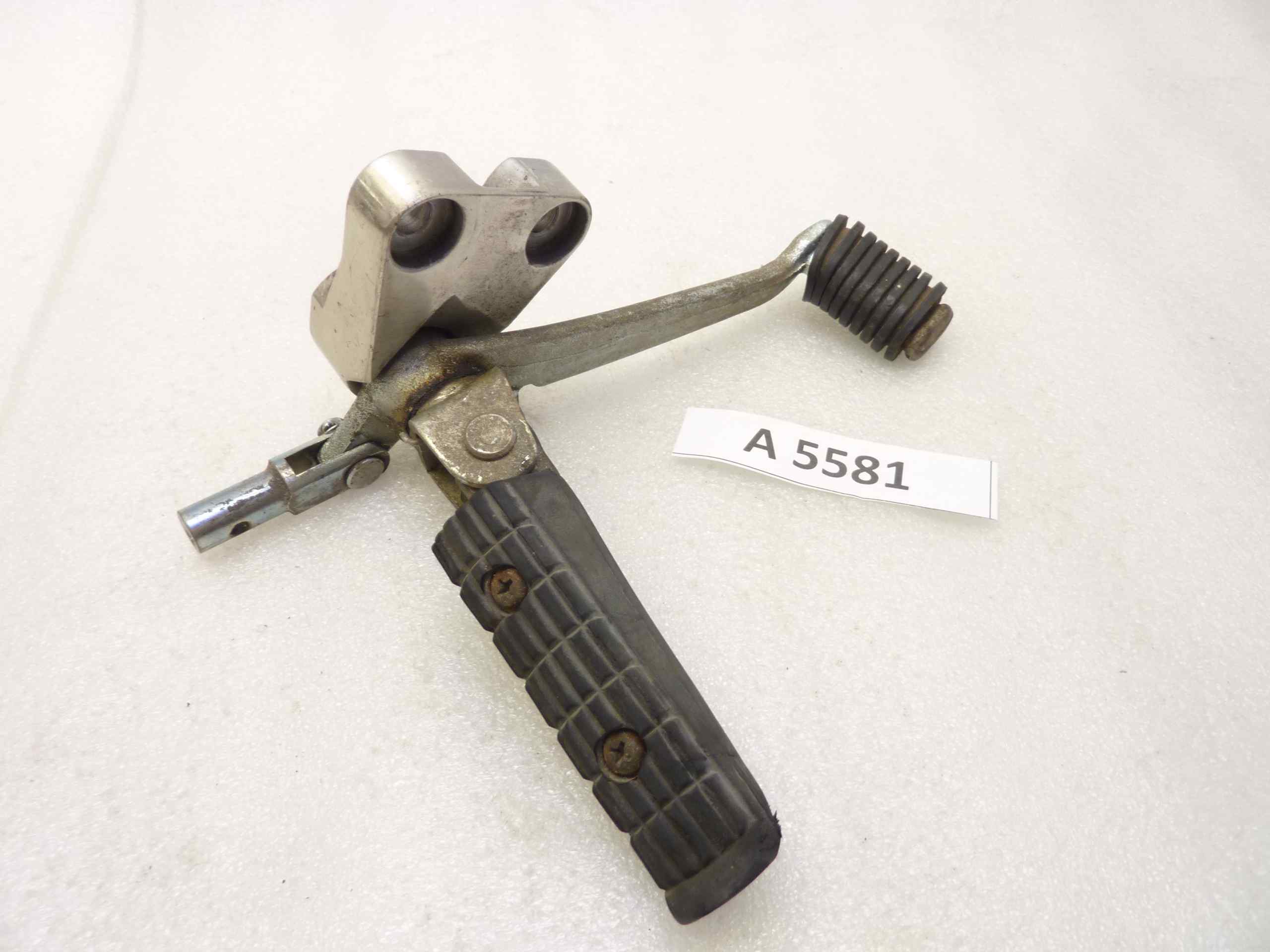 Staffa pedalino poggiapiedi Yamaha FZ 600 86 46X00 anteriore destra leva freno storta