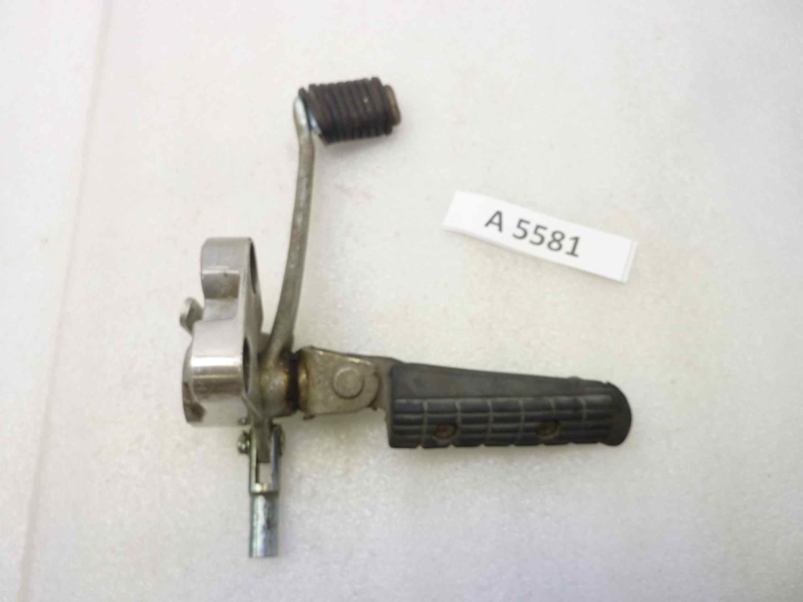 Staffa pedalino poggiapiedi Yamaha FZ 600 86 46X00 anteriore destra leva freno storta - immagine 3