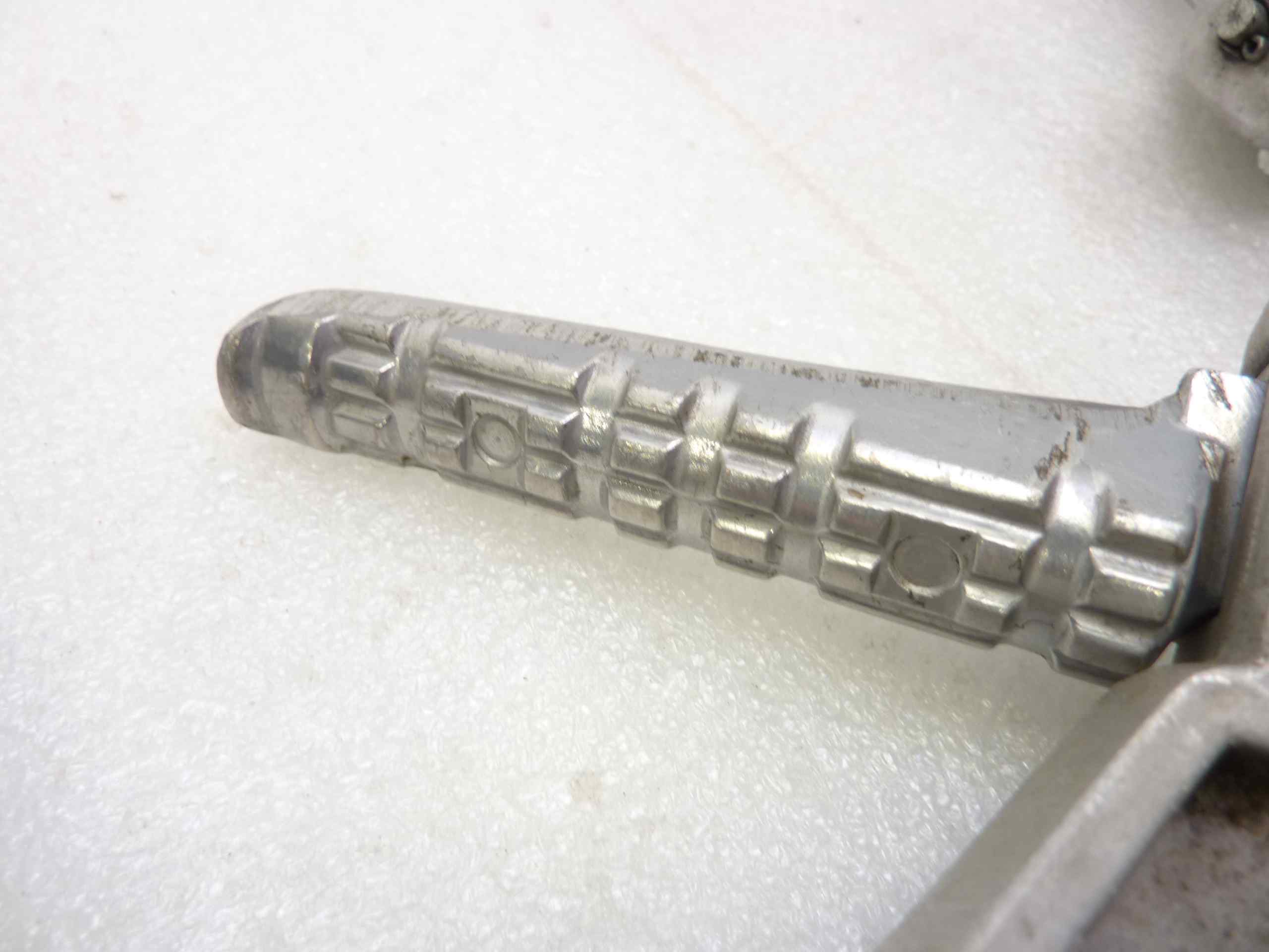 Staffe pedalini poggiapiedi Yamaha TZR 250 2MA 87 posteriori con staffe 1KT2164F00 1KT2164G00 1KT2742L00 1KT2741L00 - immagine 10