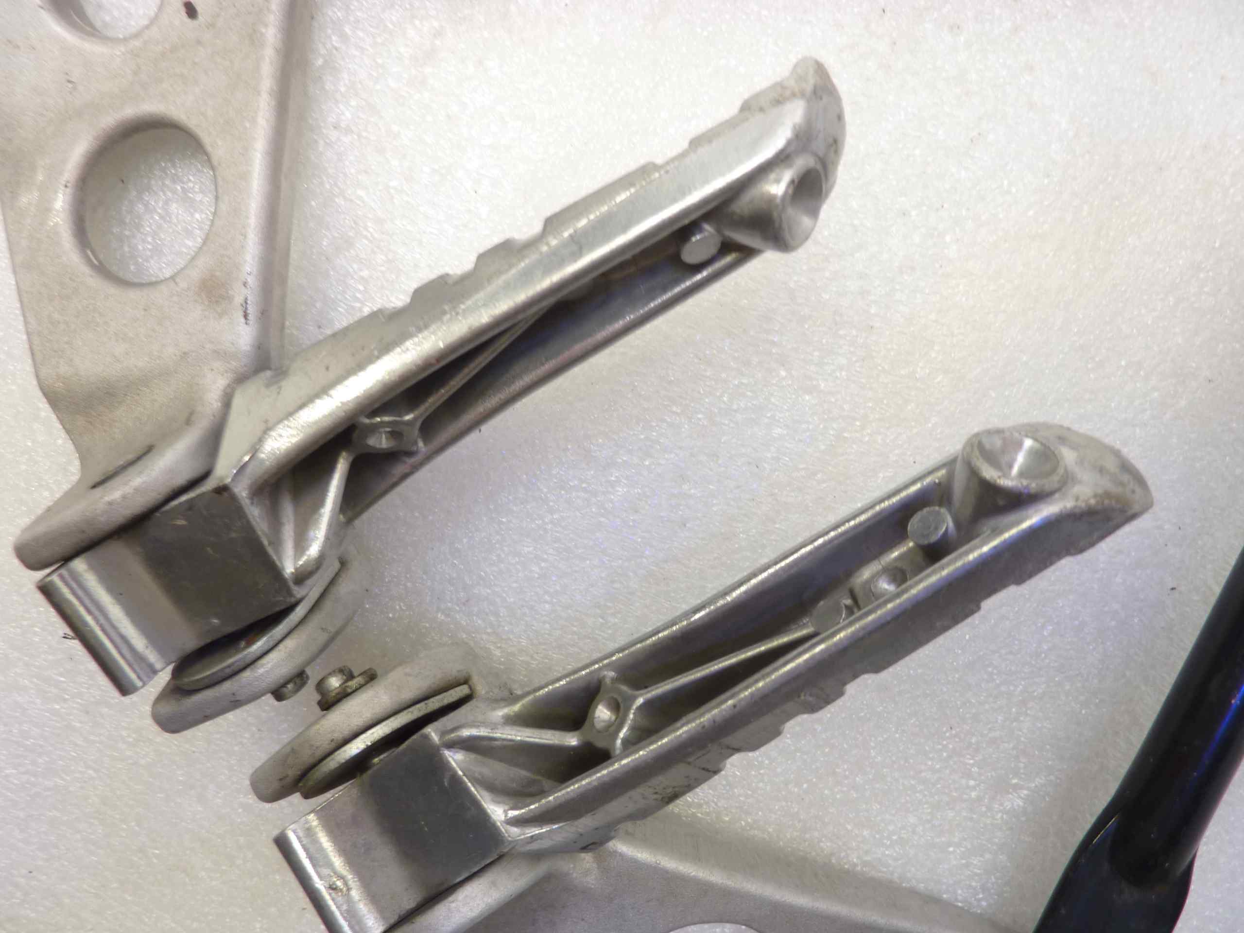 Staffe pedalini poggiapiedi Yamaha TZR 250 2MA 87 posteriori con staffe 1KT2164F00 1KT2164G00 1KT2742L00 1KT2741L00 - immagine 12