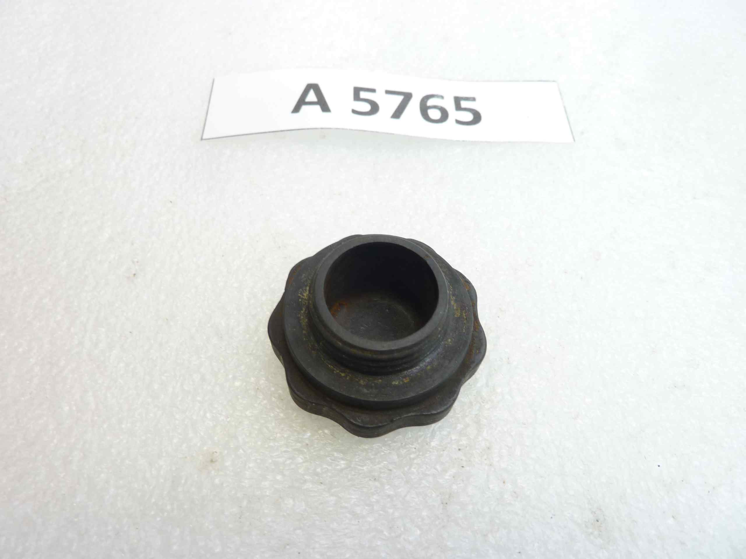 Tappo olio Guzzi diam est 37 mm diam filetto 23 mm - immagine 3