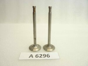 Coppia Valvole Guzzi 850 testa diam 32 mm - stelo diam 7 mm- lungh. Tot. 103 mm aspirazione o scarico nuovo fondo di magazzino