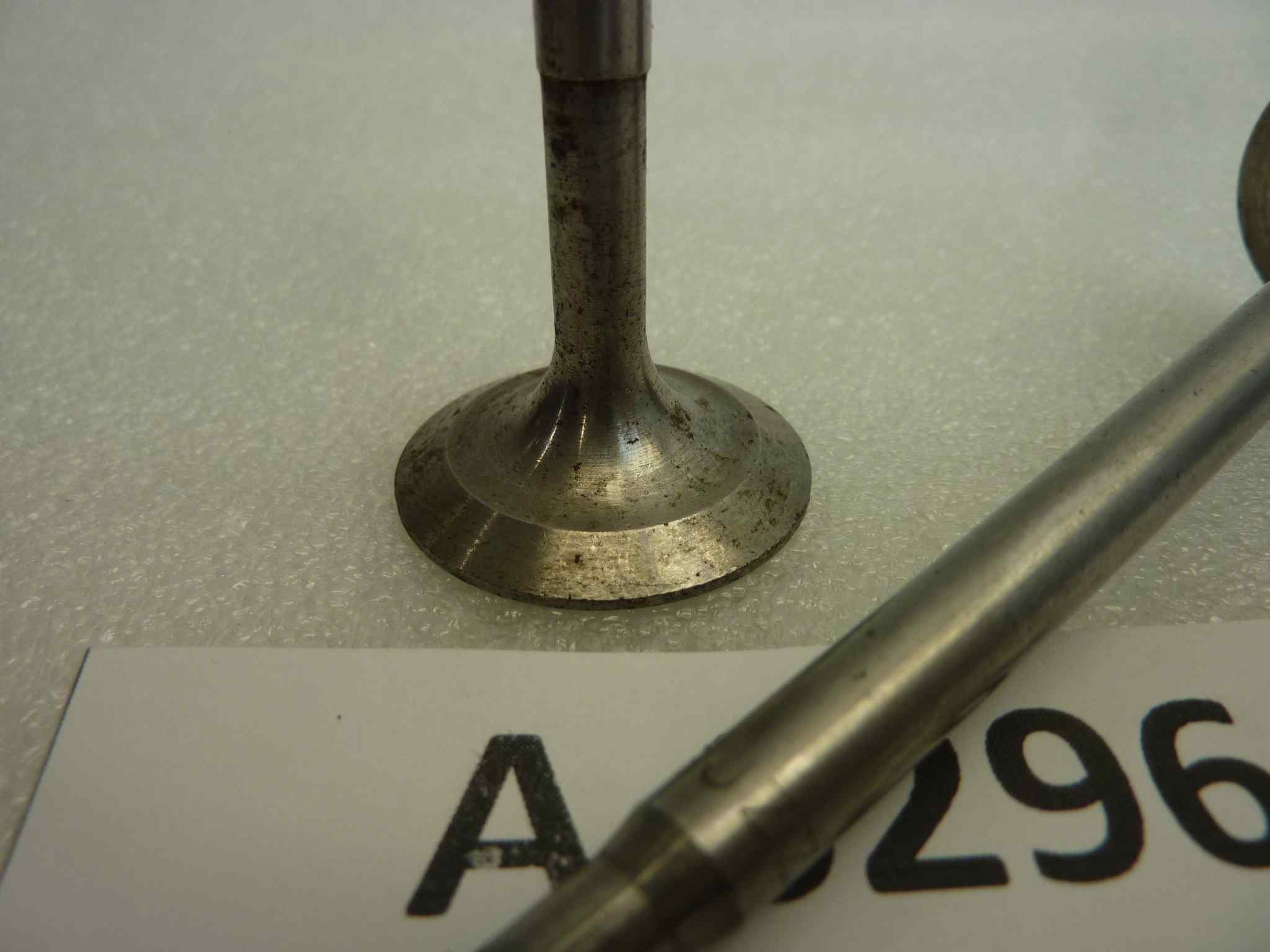 Coppia Valvole Guzzi 850 testa diam 32 mm - stelo diam 7 mm- lungh. Tot. 103 mm aspirazione o scarico nuovo fondo di magazzino - immagine 3