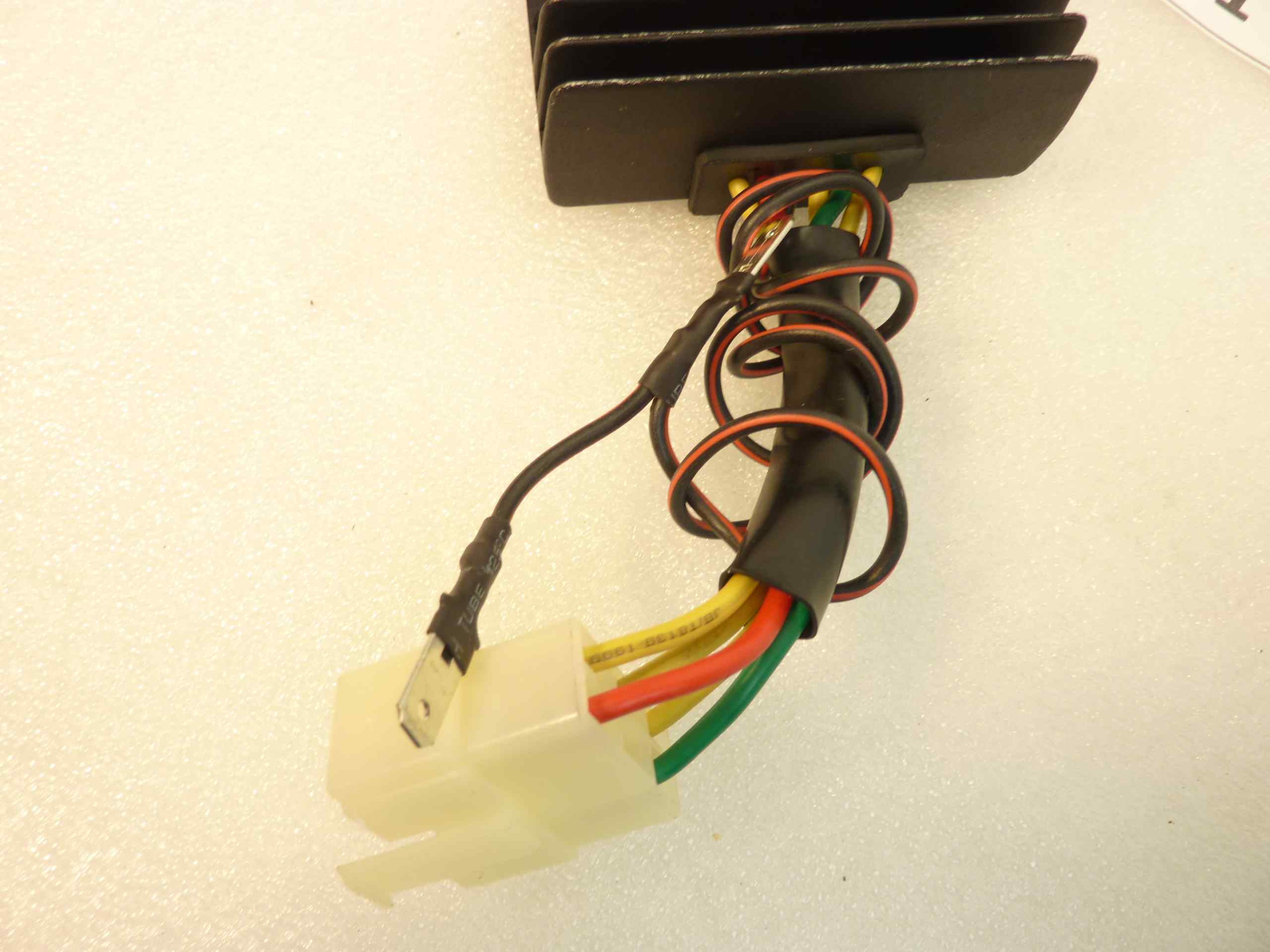 Regolatore tensione C400 3716A0393 - immagine 2