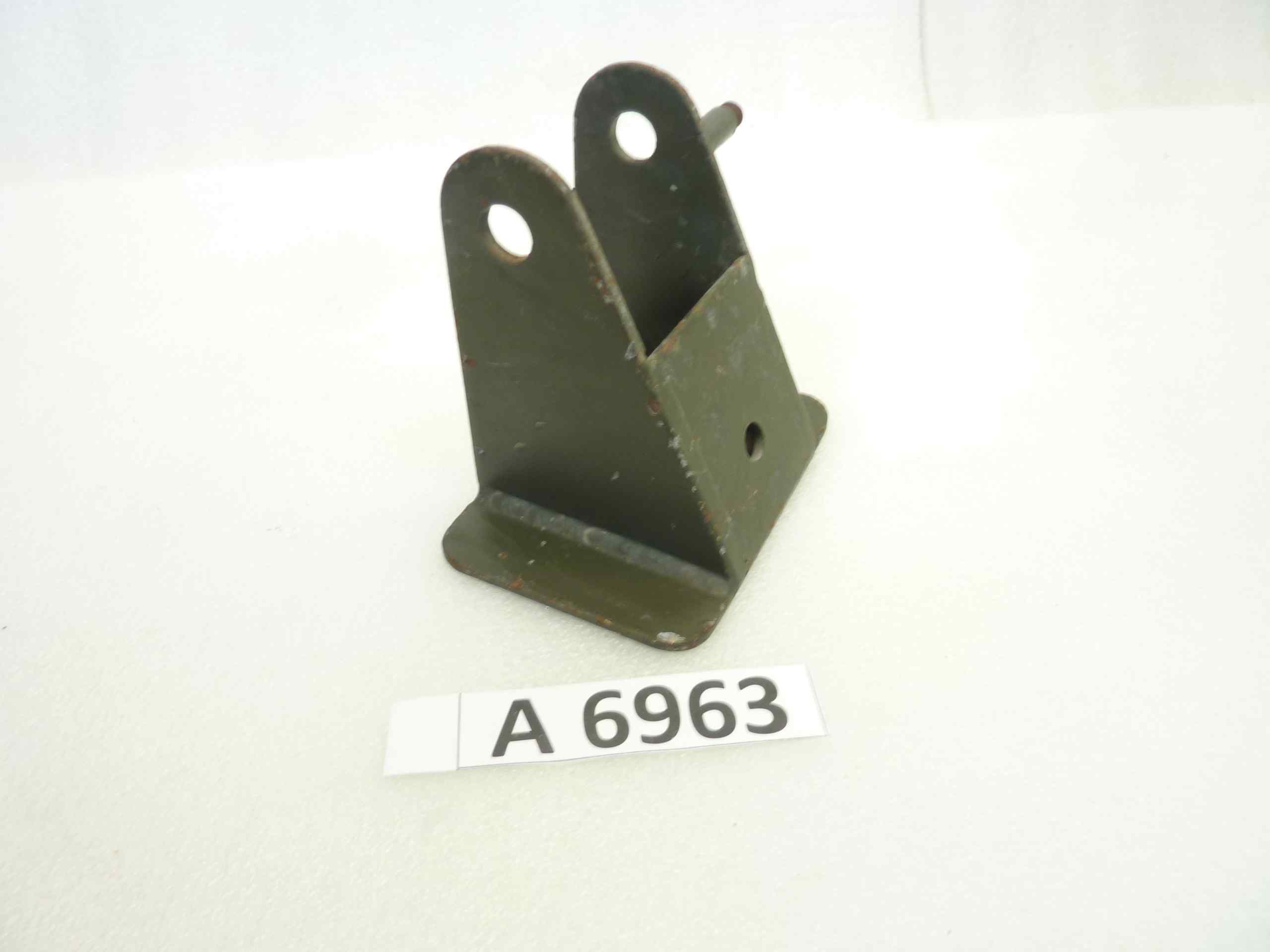 Cavallotto sinistro supporto cambio Guzzi Mulo meccanico 3x3 cod 48339 47208900 vedi foto - leggi descrizione - nuovo fondo di magazzino - immagine 2