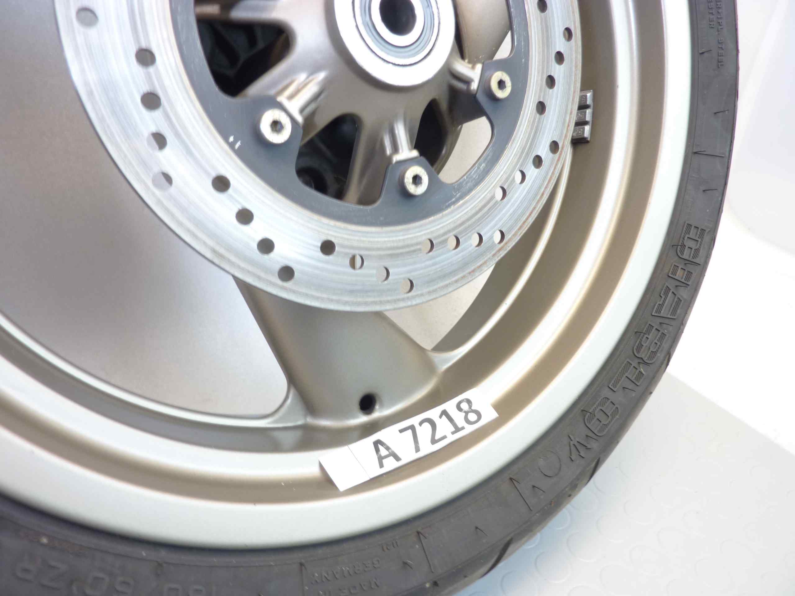 Ruota posteriore Ducati SS Monster 600 900 17xMT 4,50 Brembo 30517600 Oro con disco spessore 3,8 mm - immagine 3