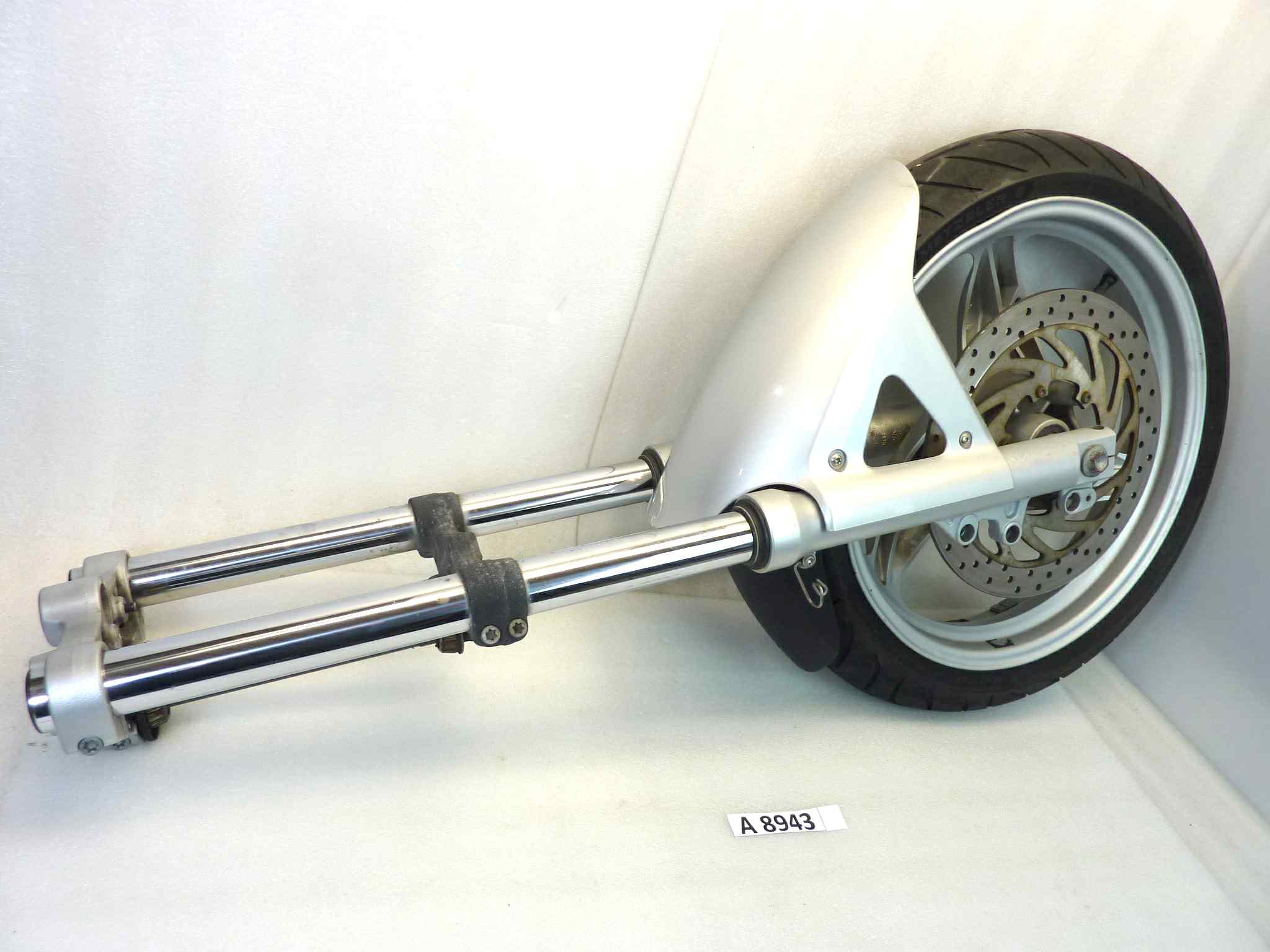 Forcella anteriore completa di ruota Bmw 650 CS Scarver vite rotta nel fodero dx e vite parafango rotta, cerchio lievemente danneggiato vedi foto, spessore disco 5,2 mm. Vedi foto