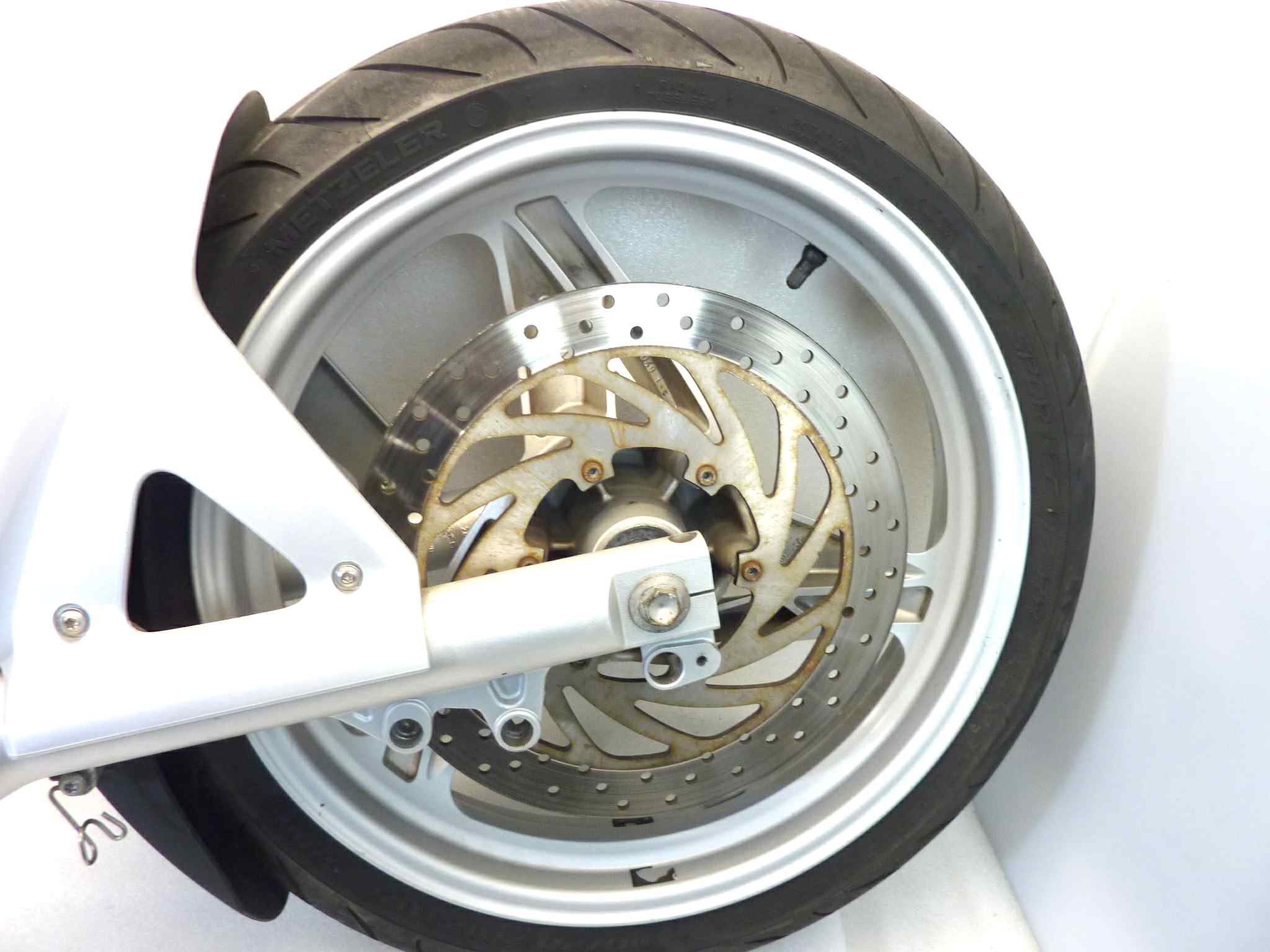 Forcella anteriore completa di ruota Bmw 650 CS Scarver vite rotta nel fodero dx e vite parafango rotta, cerchio lievemente danneggiato vedi foto, spessore disco 5,2 mm. Vedi foto - immagine 2