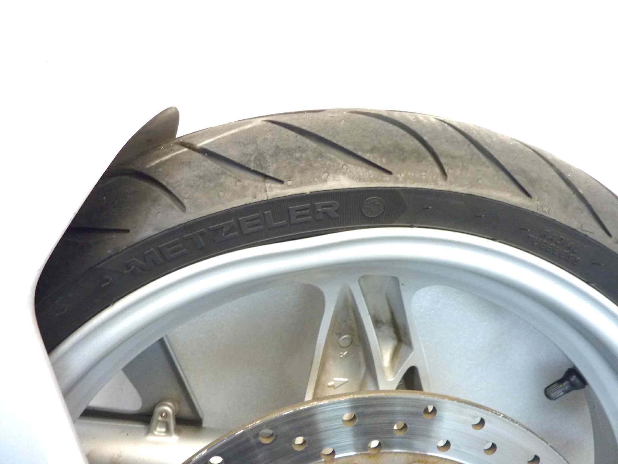 Forcella anteriore completa di ruota Bmw 650 CS Scarver vite rotta nel fodero dx e vite parafango rotta, cerchio lievemente danneggiato vedi foto, spessore disco 5,2 mm. Vedi foto - immagine 3