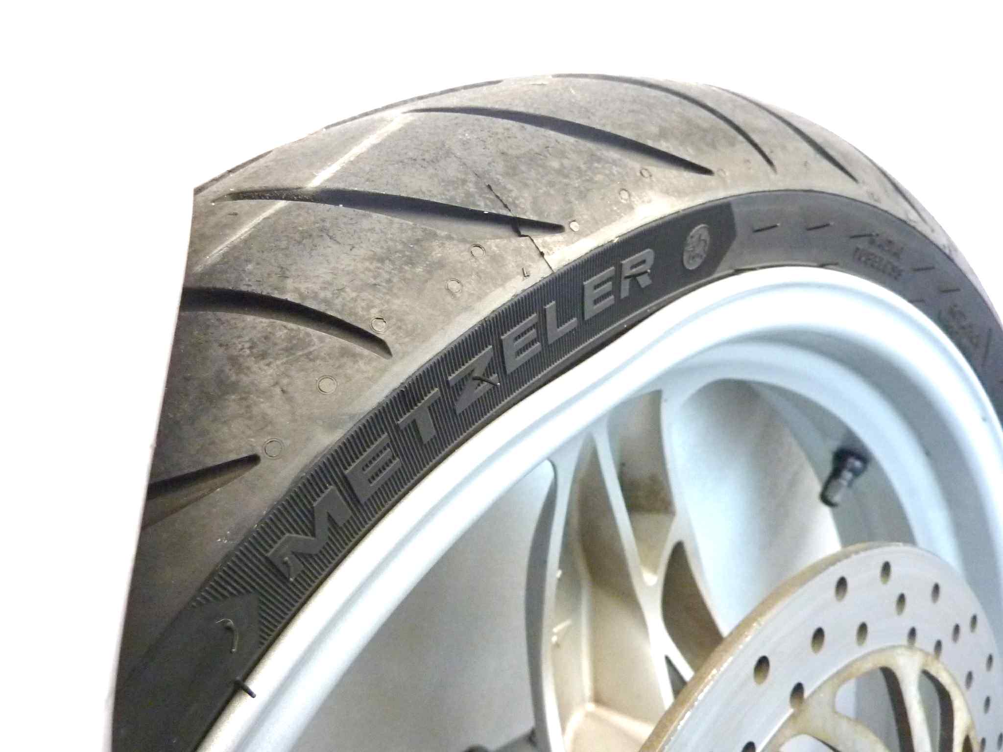 Forcella anteriore completa di ruota Bmw 650 CS Scarver vite rotta nel fodero dx e vite parafango rotta, cerchio lievemente danneggiato vedi foto, spessore disco 5,2 mm. Vedi foto - immagine 4