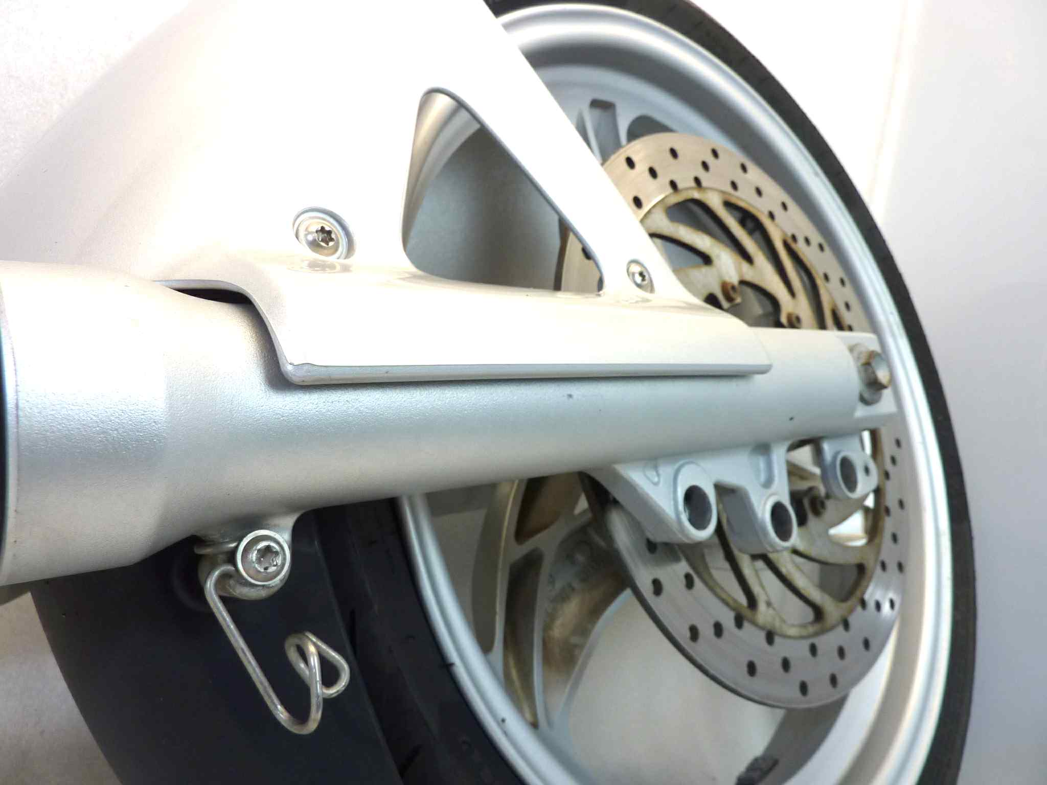 Forcella anteriore completa di ruota Bmw 650 CS Scarver vite rotta nel fodero dx e vite parafango rotta, cerchio lievemente danneggiato vedi foto, spessore disco 5,2 mm. Vedi foto - immagine 5