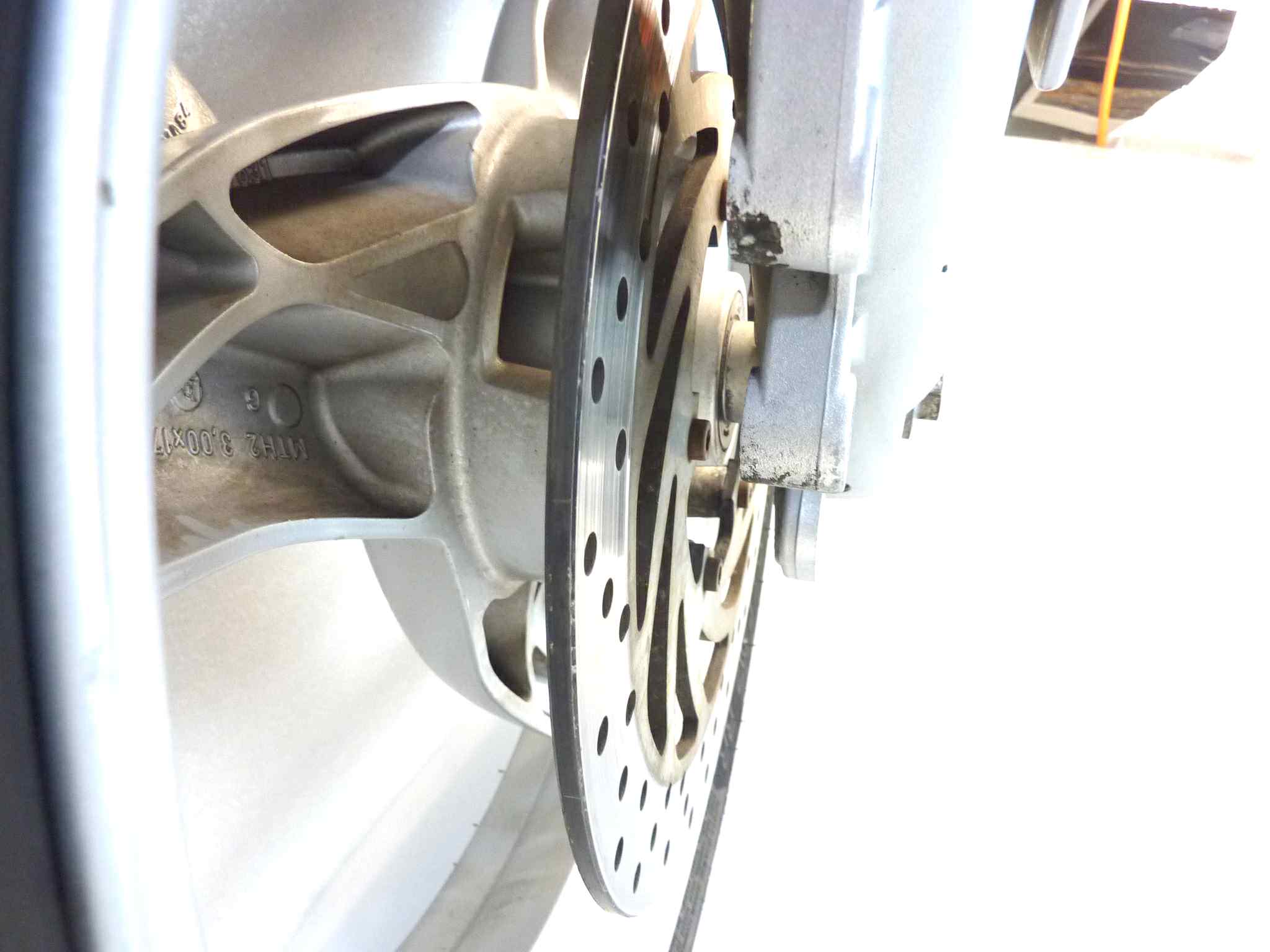 Forcella anteriore completa di ruota Bmw 650 CS Scarver vite rotta nel fodero dx e vite parafango rotta, cerchio lievemente danneggiato vedi foto, spessore disco 5,2 mm. Vedi foto - immagine 6