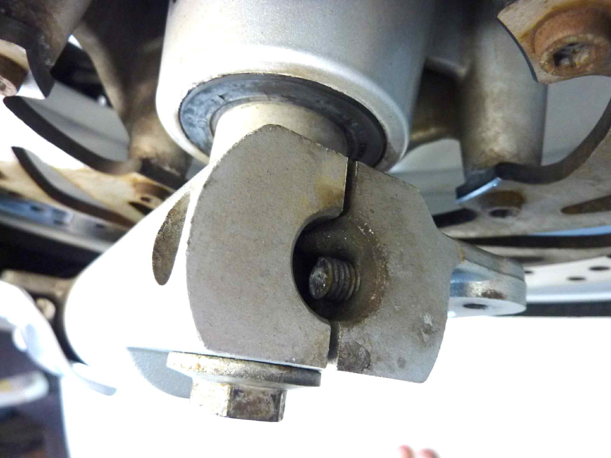 Forcella anteriore completa di ruota Bmw 650 CS Scarver vite rotta nel fodero dx e vite parafango rotta, cerchio lievemente danneggiato vedi foto, spessore disco 5,2 mm. Vedi foto - immagine 7