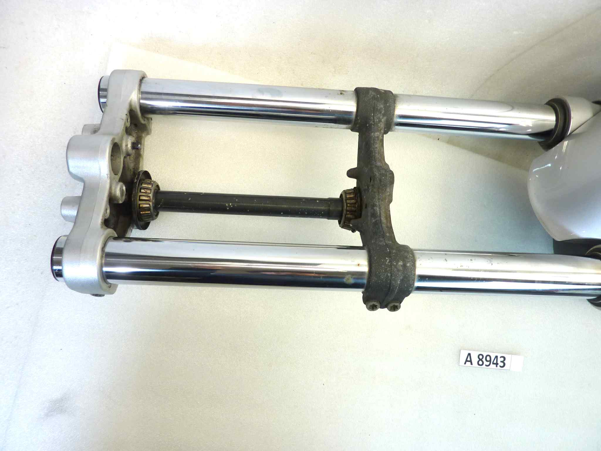 Forcella anteriore completa di ruota Bmw 650 CS Scarver vite rotta nel fodero dx e vite parafango rotta, cerchio lievemente danneggiato vedi foto, spessore disco 5,2 mm. Vedi foto - immagine 8