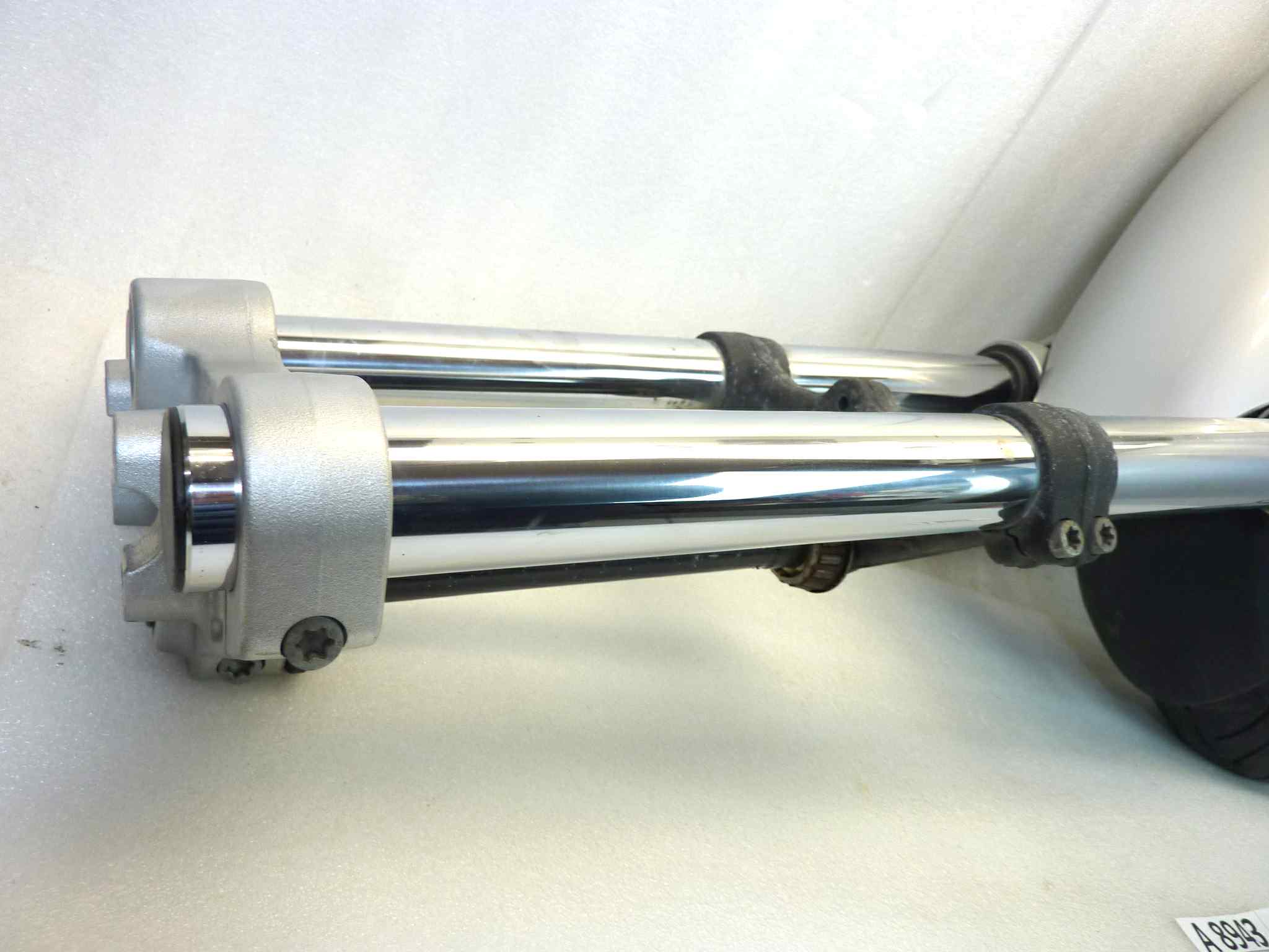 Forcella anteriore completa di ruota Bmw 650 CS Scarver vite rotta nel fodero dx e vite parafango rotta, cerchio lievemente danneggiato vedi foto, spessore disco 5,2 mm. Vedi foto - immagine 9