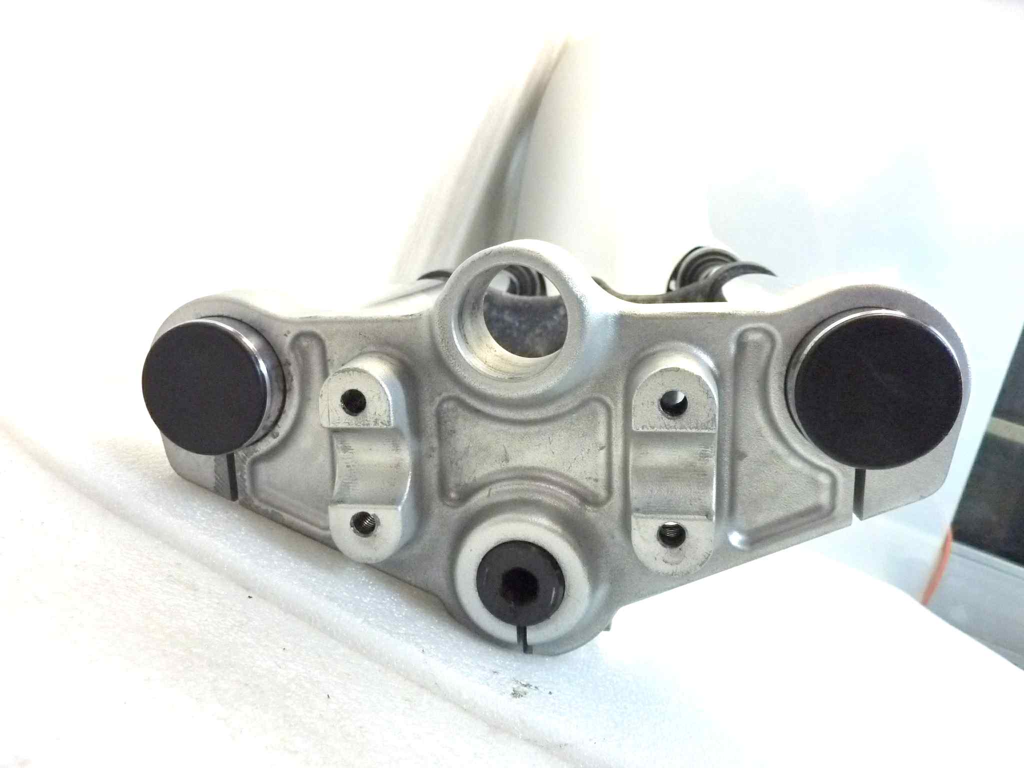 Forcella anteriore completa di ruota Bmw 650 CS Scarver vite rotta nel fodero dx e vite parafango rotta, cerchio lievemente danneggiato vedi foto, spessore disco 5,2 mm. Vedi foto - immagine 10