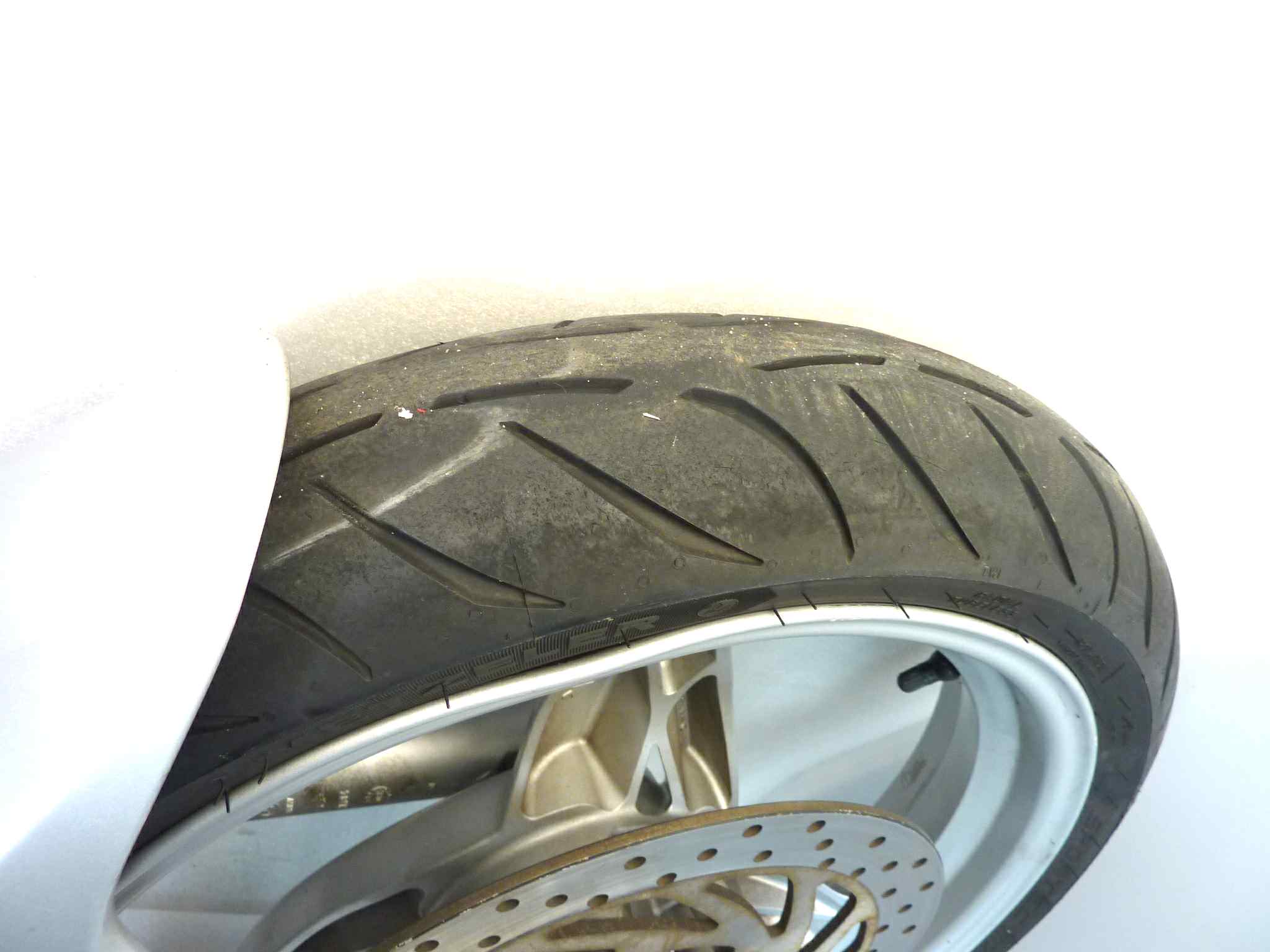 Forcella anteriore completa di ruota Bmw 650 CS Scarver vite rotta nel fodero dx e vite parafango rotta, cerchio lievemente danneggiato vedi foto, spessore disco 5,2 mm. Vedi foto - immagine 11