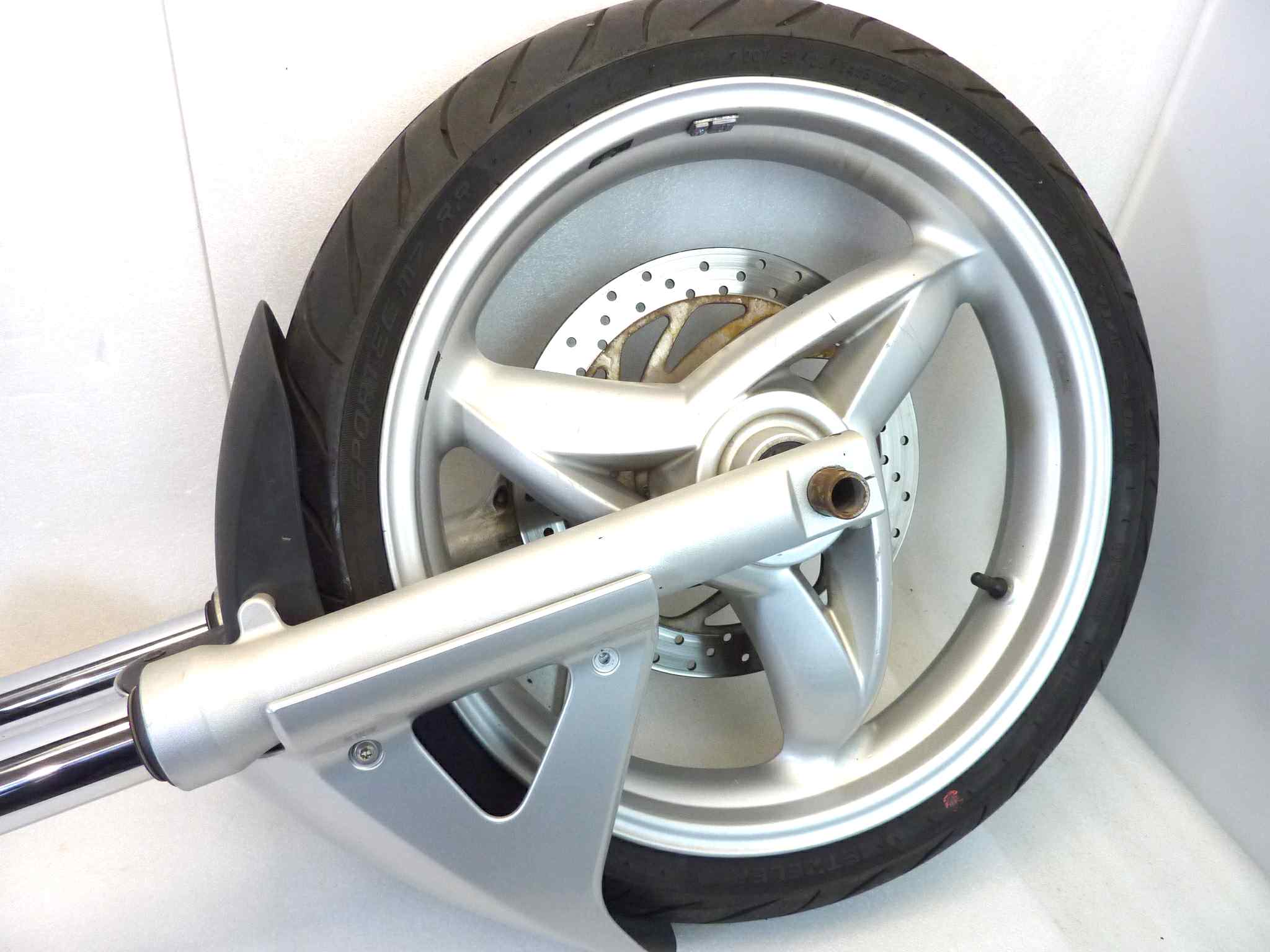 Forcella anteriore completa di ruota Bmw 650 CS Scarver vite rotta nel fodero dx e vite parafango rotta, cerchio lievemente danneggiato vedi foto, spessore disco 5,2 mm. Vedi foto - immagine 12