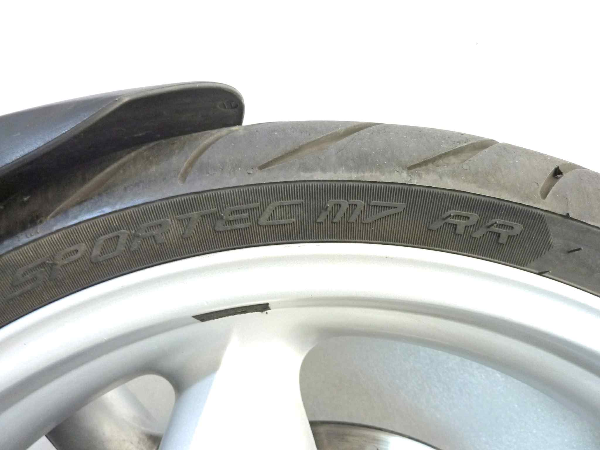 Forcella anteriore completa di ruota Bmw 650 CS Scarver vite rotta nel fodero dx e vite parafango rotta, cerchio lievemente danneggiato vedi foto, spessore disco 5,2 mm. Vedi foto - immagine 13