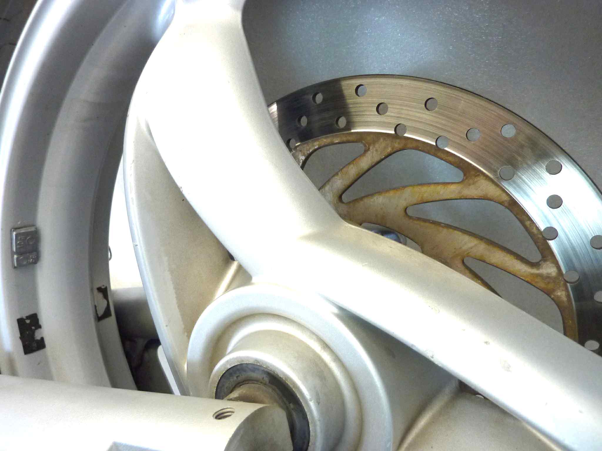 Forcella anteriore completa di ruota Bmw 650 CS Scarver vite rotta nel fodero dx e vite parafango rotta, cerchio lievemente danneggiato vedi foto, spessore disco 5,2 mm. Vedi foto - immagine 14