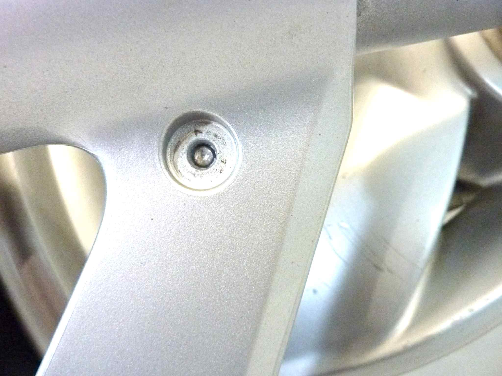Forcella anteriore completa di ruota Bmw 650 CS Scarver vite rotta nel fodero dx e vite parafango rotta, cerchio lievemente danneggiato vedi foto, spessore disco 5,2 mm. Vedi foto - immagine 15