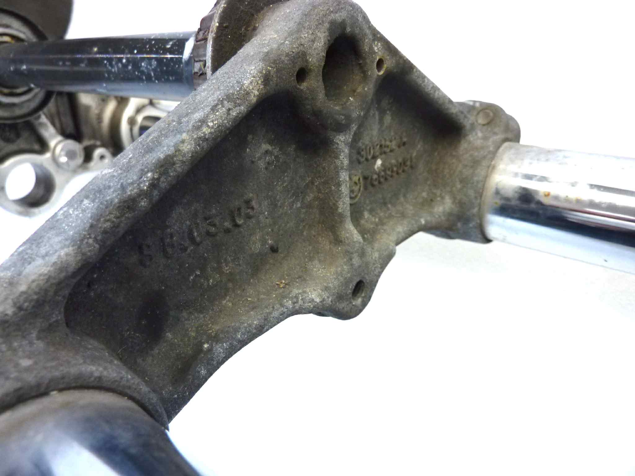 Forcella anteriore completa di ruota Bmw 650 CS Scarver vite rotta nel fodero dx e vite parafango rotta, cerchio lievemente danneggiato vedi foto, spessore disco 5,2 mm. Vedi foto - immagine 16