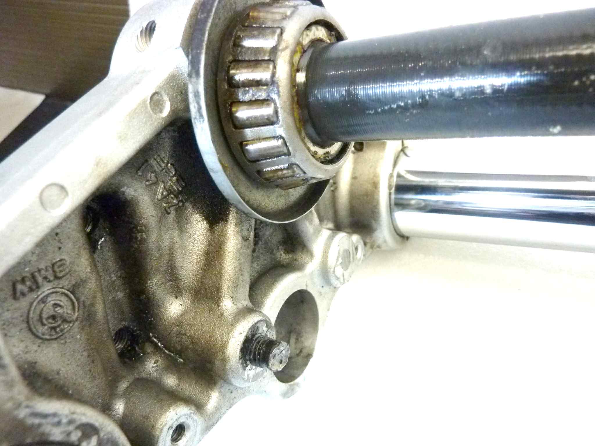 Forcella anteriore completa di ruota Bmw 650 CS Scarver vite rotta nel fodero dx e vite parafango rotta, cerchio lievemente danneggiato vedi foto, spessore disco 5,2 mm. Vedi foto - immagine 18