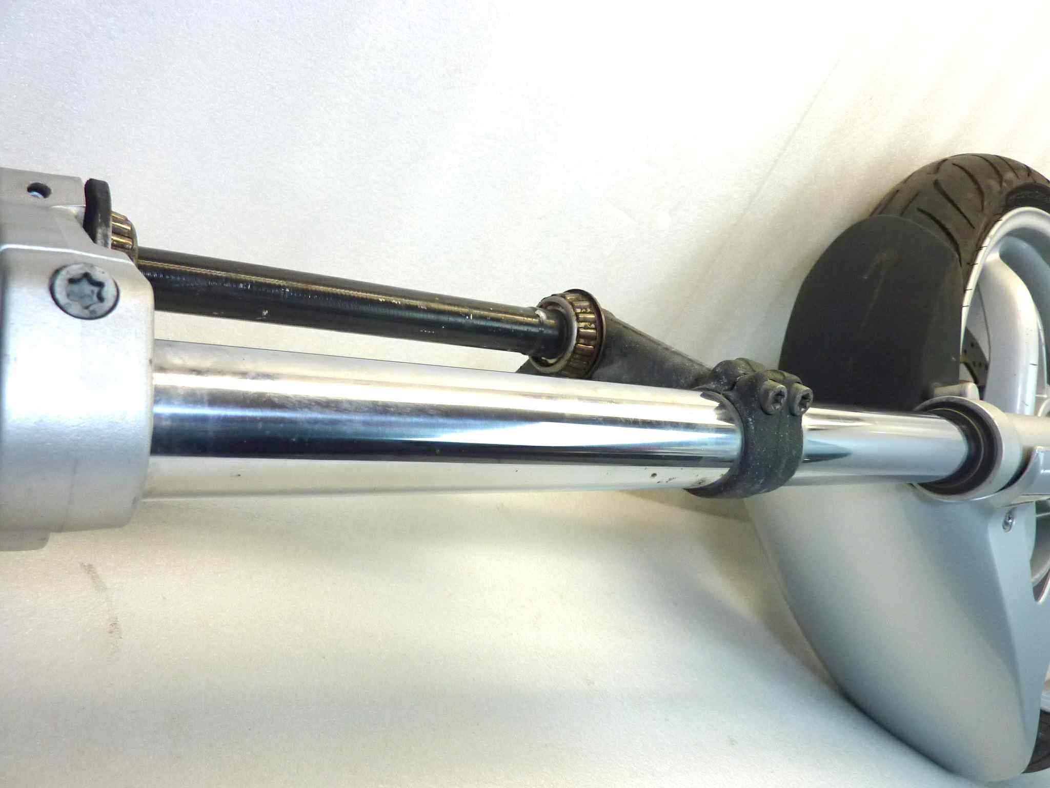 Forcella anteriore completa di ruota Bmw 650 CS Scarver vite rotta nel fodero dx e vite parafango rotta, cerchio lievemente danneggiato vedi foto, spessore disco 5,2 mm. Vedi foto - immagine 19