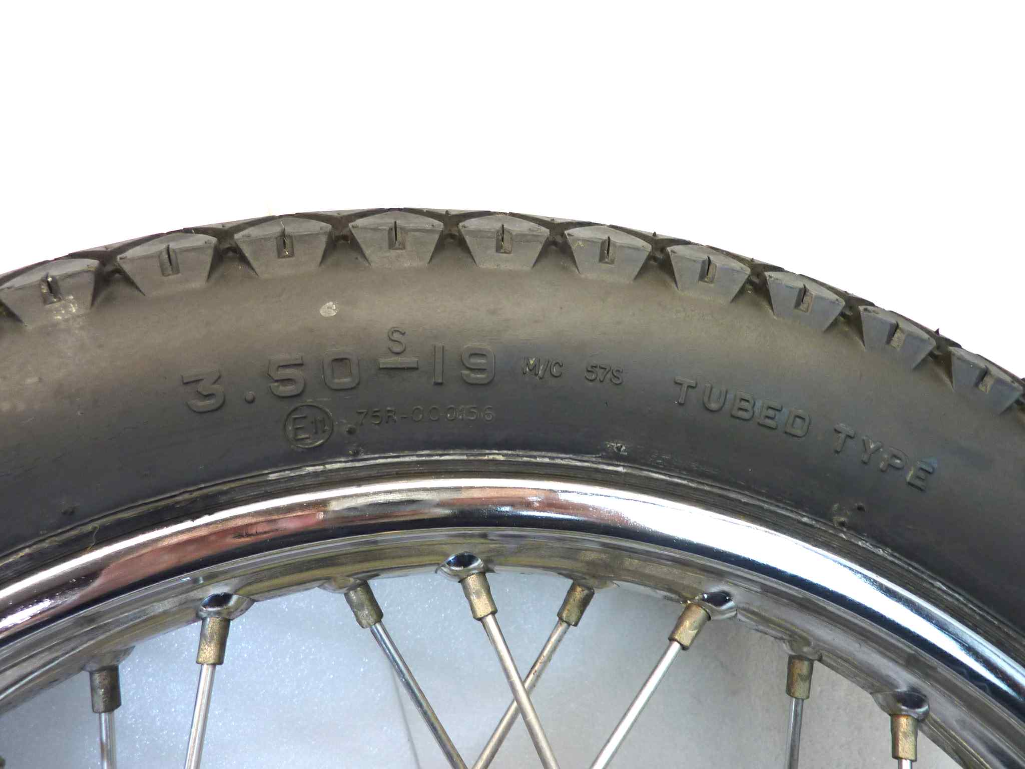 Ruota cerchio anteriore Royal Enfield Bullet 500 2009 con gomma Avon MK II 3,50 S 19 - immagine 3