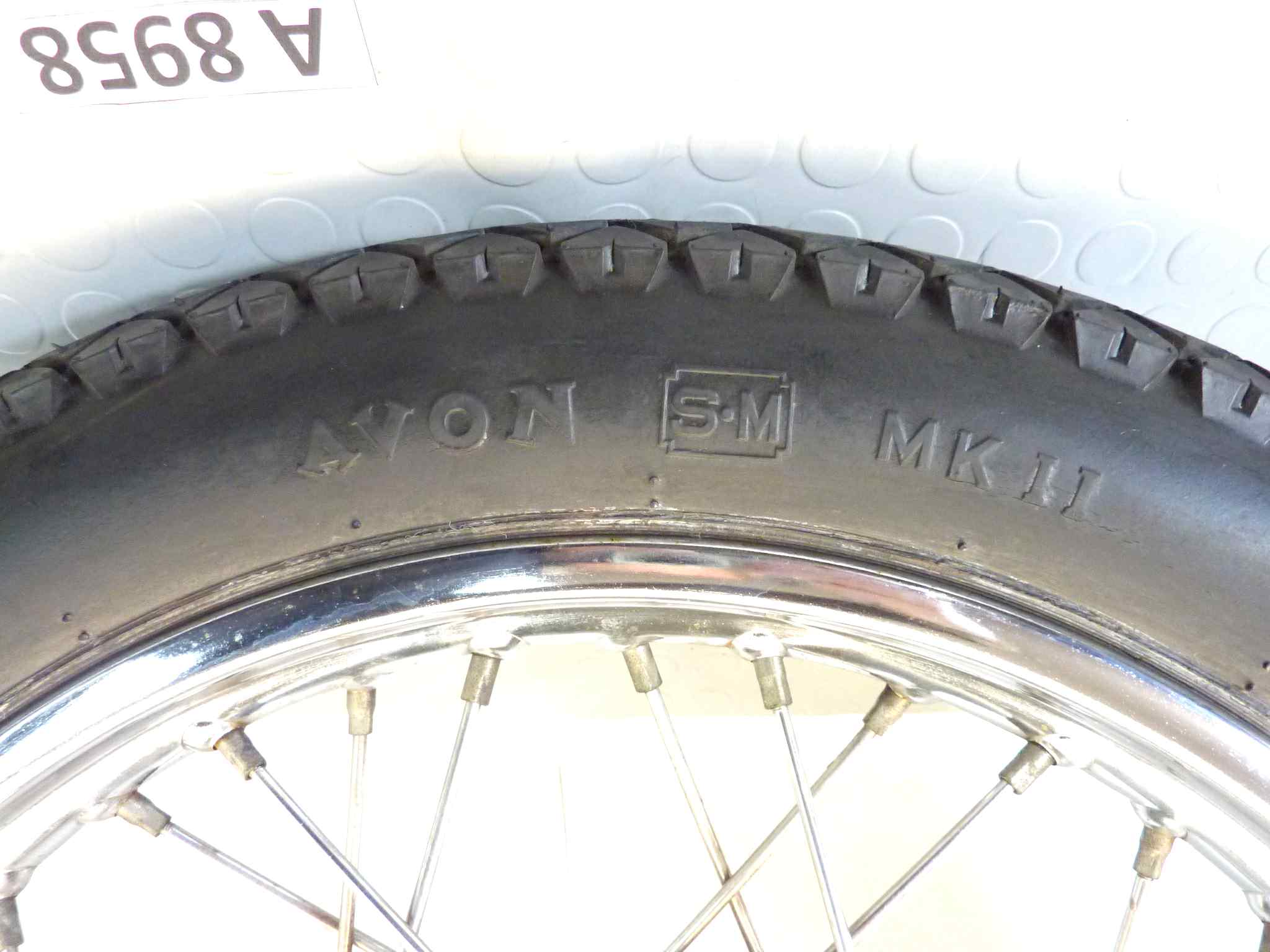 Ruota cerchio anteriore Royal Enfield Bullet 500 2009 con gomma Avon MK II 3,50 S 19 - immagine 4