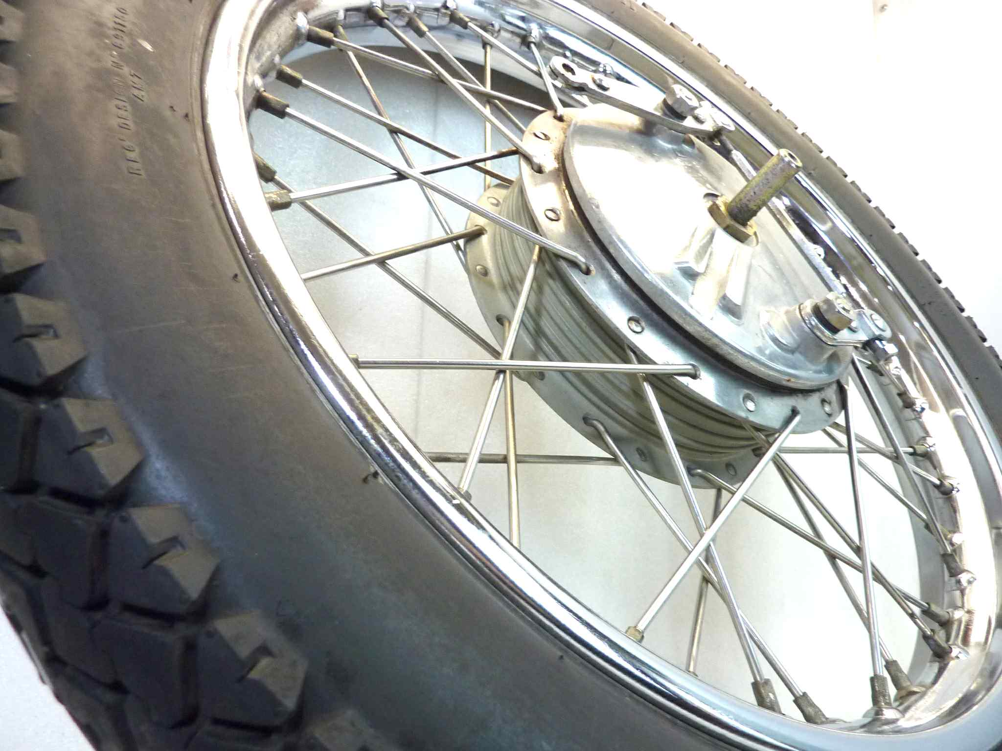 Ruota cerchio anteriore Royal Enfield Bullet 500 2009 con gomma Avon MK II 3,50 S 19 - immagine 10