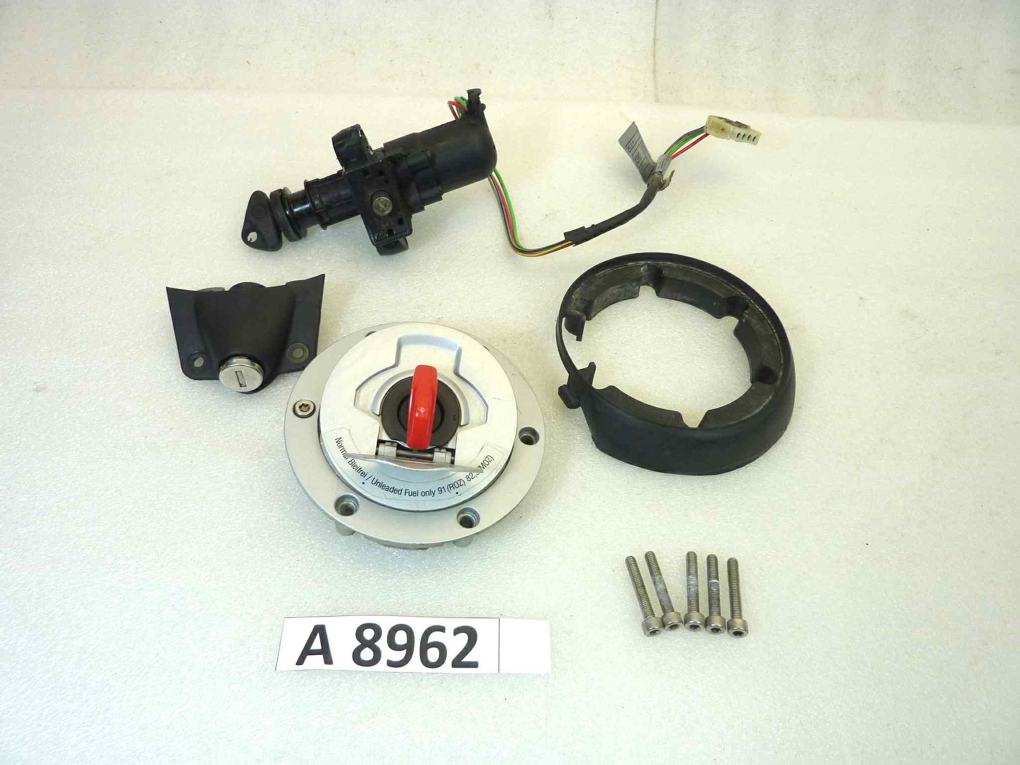 Kit serrature blocchetto accensione Bmw 650 Cs Scarver tappo benzina e sgancio sella (sgancio sella con cover da sostituire) due chiavi come da foto