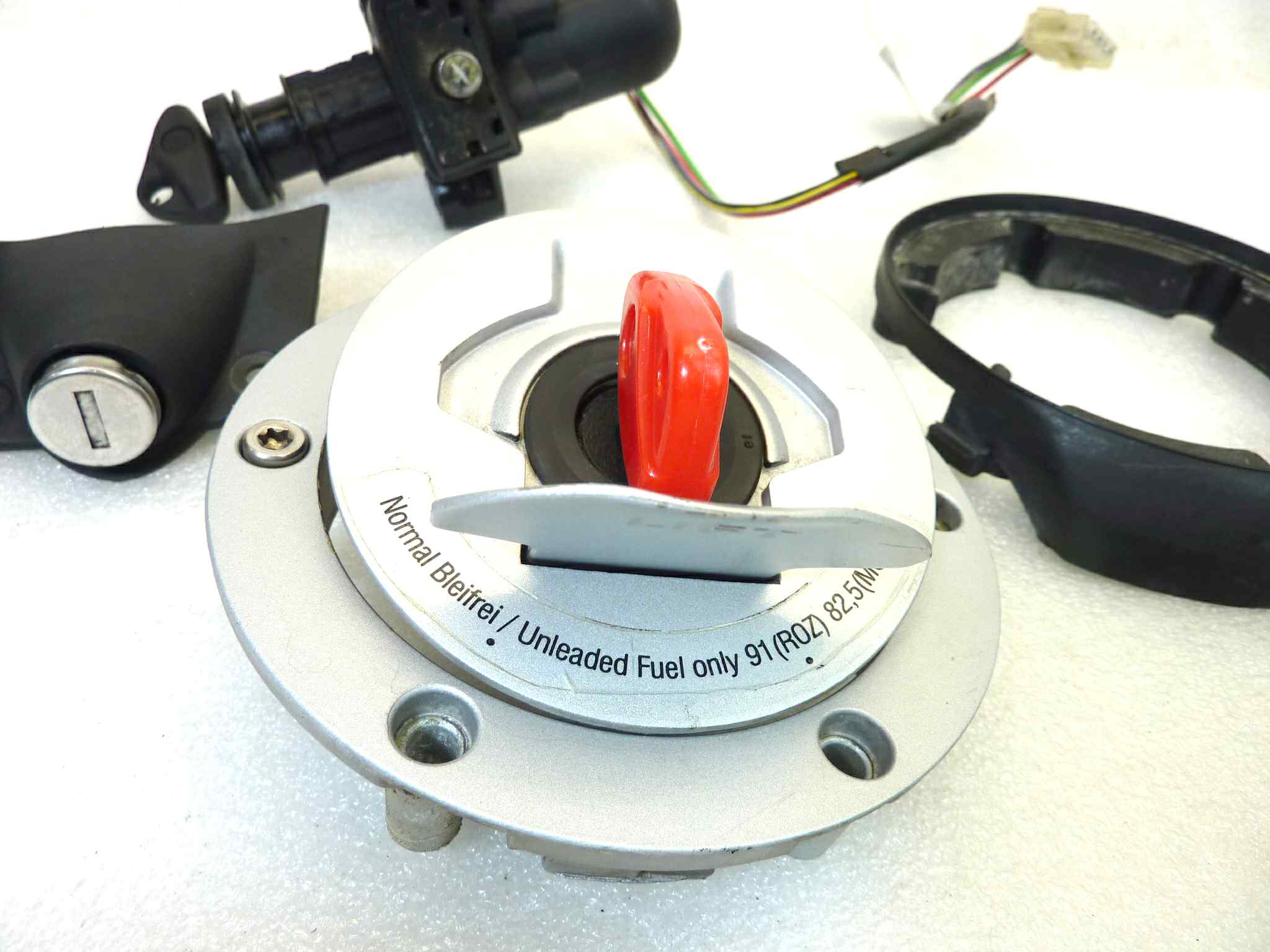 Kit serrature blocchetto accensione Bmw 650 Cs Scarver tappo benzina e sgancio sella (sgancio sella con cover da sostituire) due chiavi come da foto - immagine 2