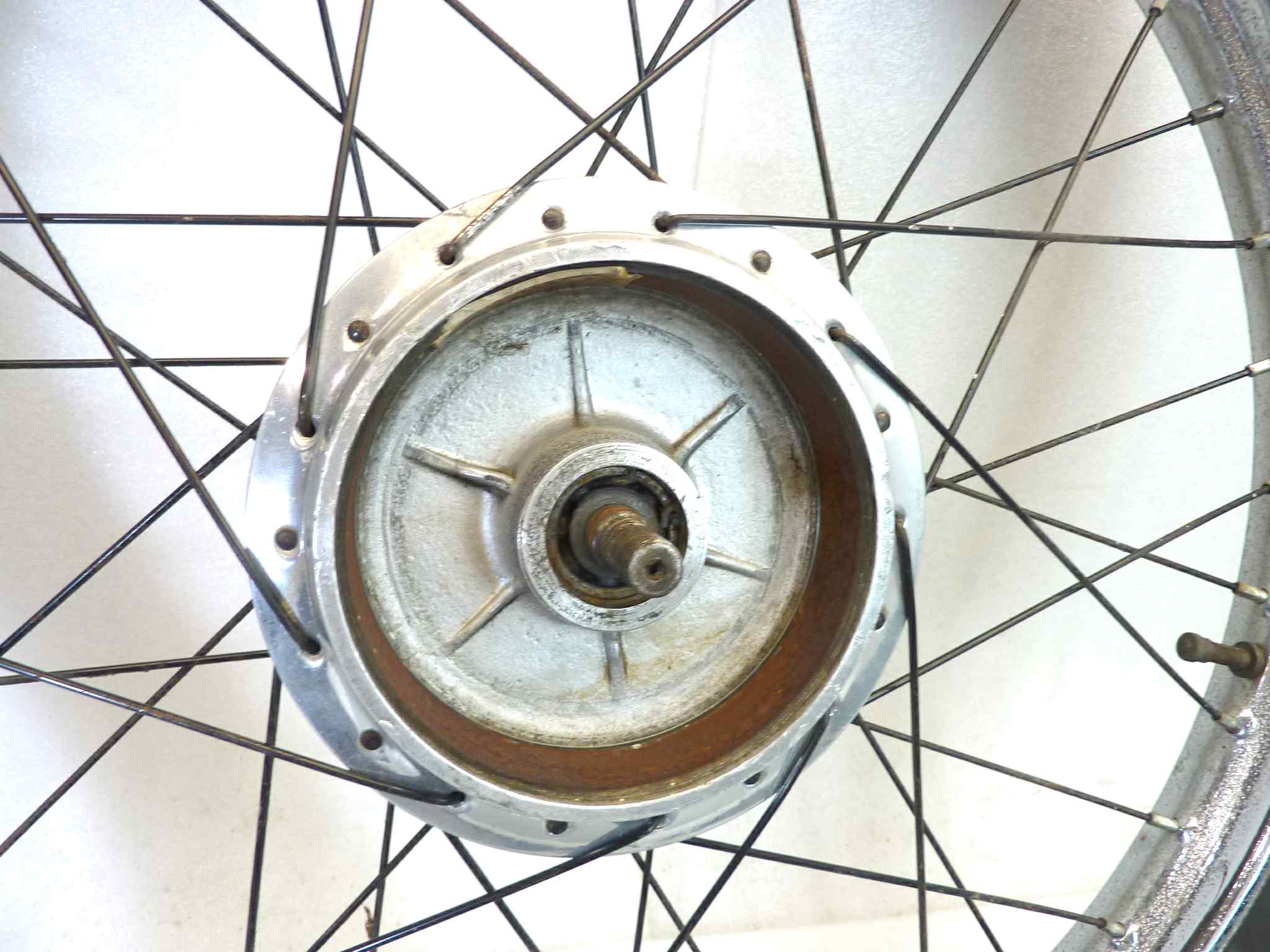 Cerchio anteriore Parilla 125 2T gomma Pirelli 2 1/4 x 20 24x2 1/4 - immagine 2