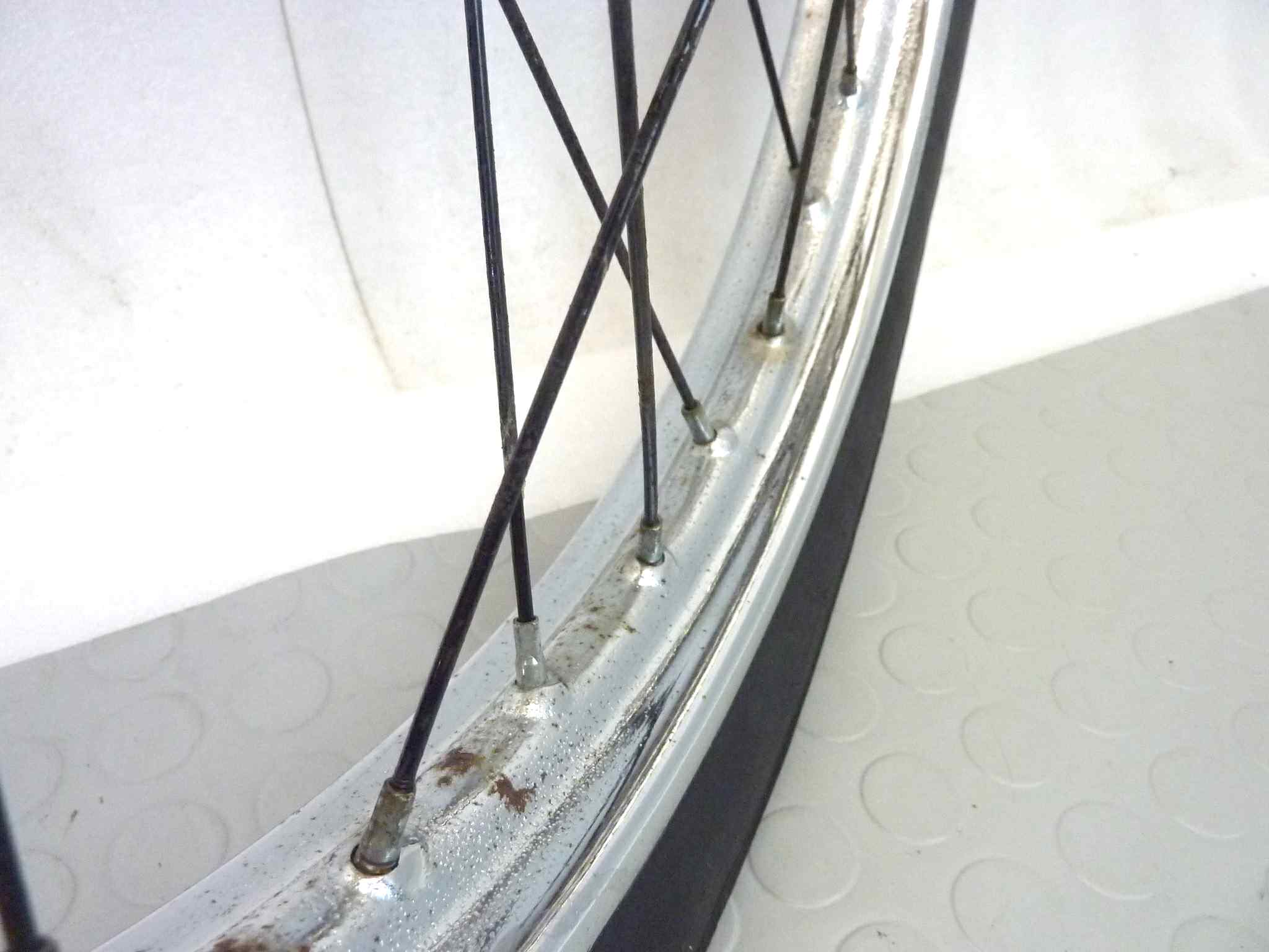 Cerchio anteriore Parilla 125 2T gomma Pirelli 2 1/4 x 20 24x2 1/4 - immagine 4