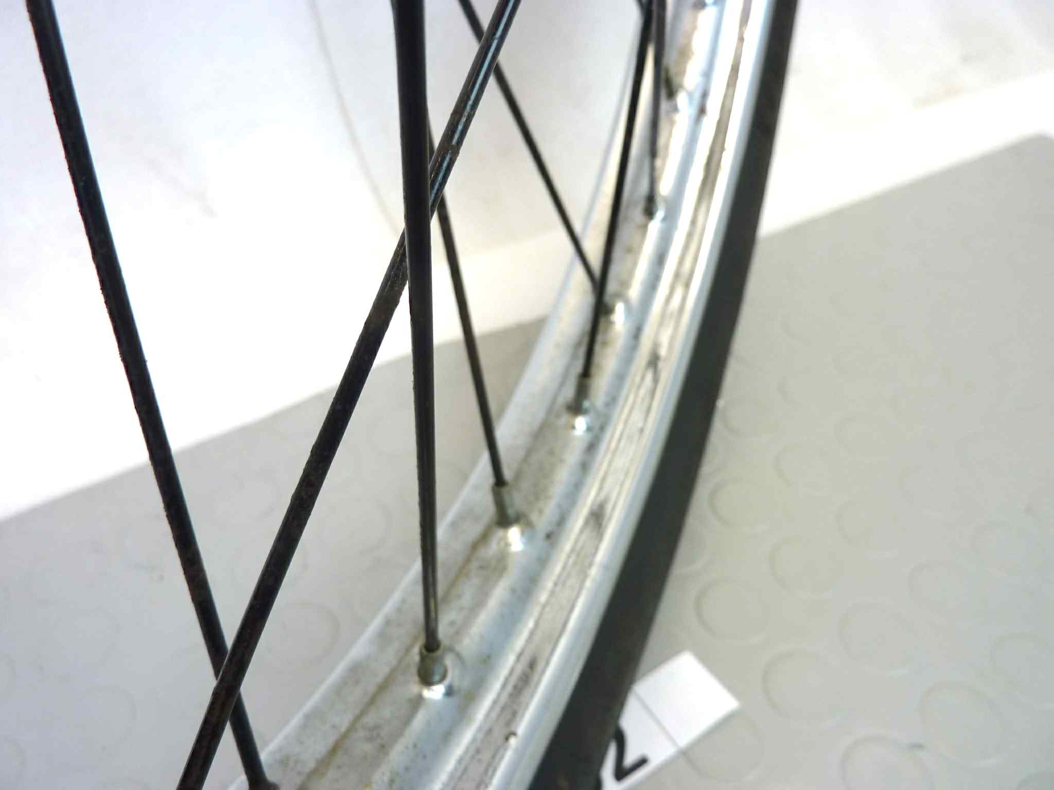 Cerchio anteriore Parilla 125 2T gomma Pirelli 2 1/4 x 20 24x2 1/4 - immagine 4