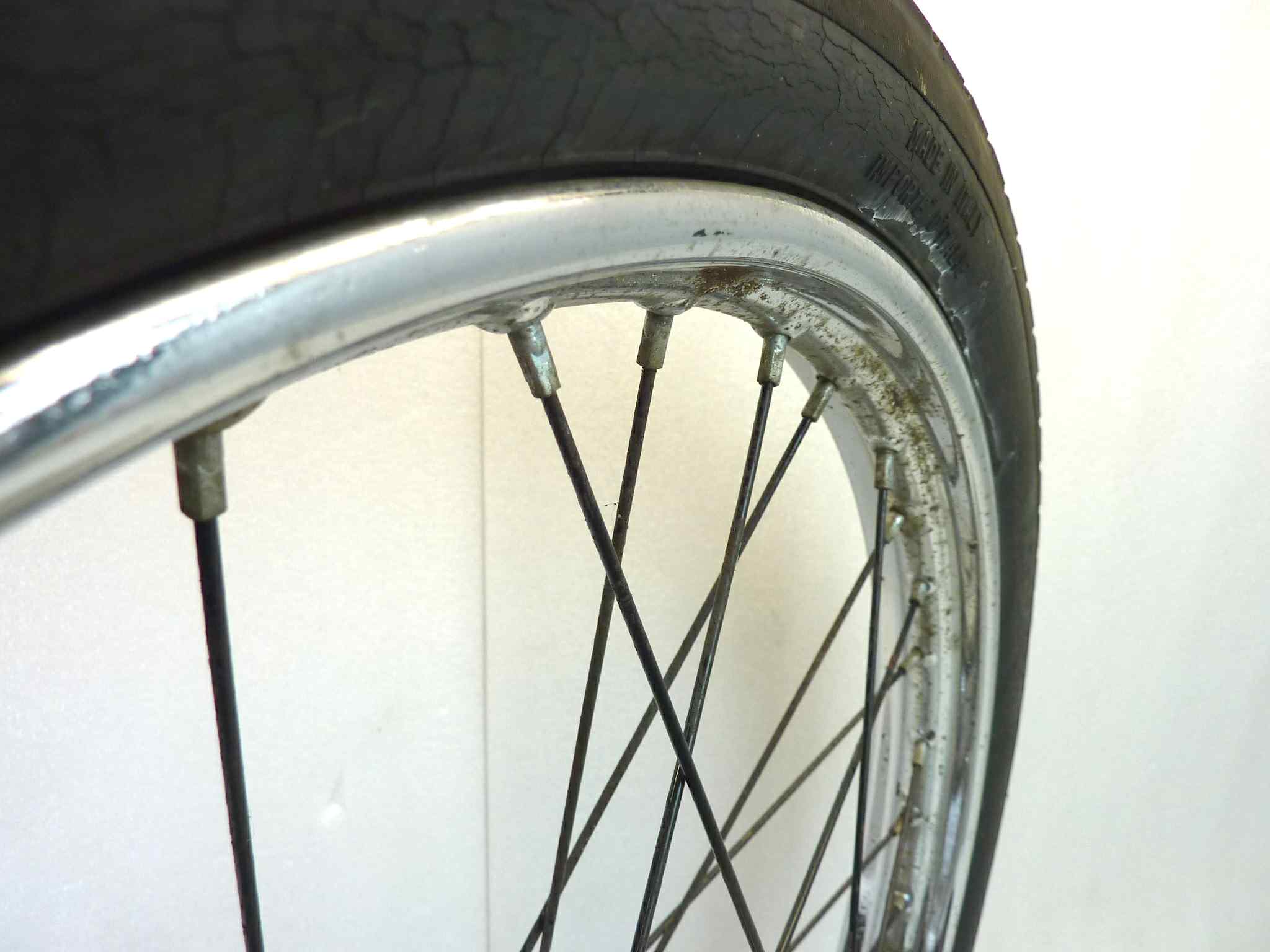 Cerchio anteriore Parilla 125 2T gomma Pirelli 2 1/4 x 20 24x2 1/4 - immagine 5