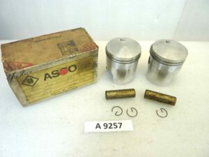 Coppia pistoni Suzuki Asso diametro 70,6 cod 3484 manca un seeger NUOVO Fondo di magazzino, VEDI FOTO, LEGGI DESCRIZIONE