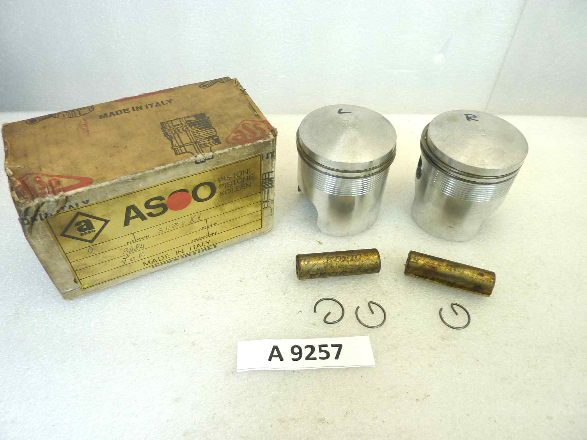 Coppia pistoni Suzuki Asso diametro 70,6 cod 3484 manca un seeger NUOVO Fondo di magazzino, VEDI FOTO, LEGGI DESCRIZIONE