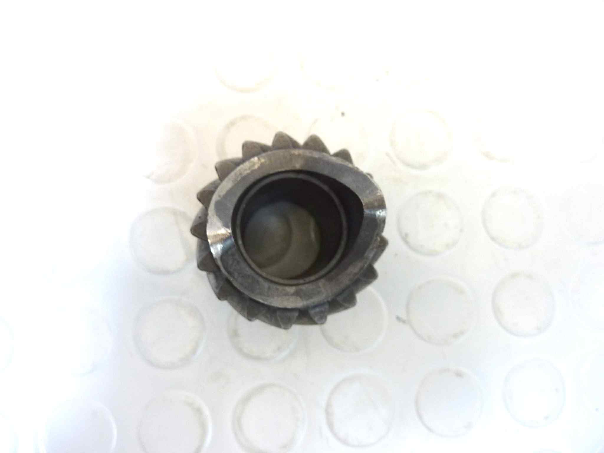 Ingranaggio rinvio albero intermedio Guzzi MG Moto Guzzi 1000 Cali. 3 1.Serie (948 ccm, 1987 - 1987)
MG Moto Guzzi 1000 Cali. 3 2.Serie (948 ccm, 1988)
MG Moto Guzzi 1000 Cali. 3 2.Serie (948 ccm, 1989)
MG Moto Guzzi 1000 Cali. 3 2.Serie (948 ccm, 1990)
MG Moto Guzzi 1000 Cali. 3 C (948 ccm, 1990 - 1990)
MG Moto Guzzi 1000 Cali. 3 Caren. Inj. (948 ccm, 1990)
MG Moto Guzzi 1000 Cali. 3 Caren. Inj. (948 ccm, 1991)
MG Moto Guzzi 1000 Cali. 3 Caren. Inj. (948 ccm, 1992)
MG Moto Guzzi 1000 Cali. 3 I.E. (948 ccm, 1990)
MG Moto Guzzi 1000 Cali. 3 I.E. (948 ccm, 1991)
MG Moto Guzzi 1000 Cali. 3 I.E. (948 ccm, 1992)
MG Moto Guzzi 1000 G 5 (948 ccm, 1978)
MG Moto Guzzi 1000 G 5 (948 ccm, 1979)
MG Moto Guzzi 1000 G 5 (948 ccm, 1980)
MG Moto Guzzi 1000 G 5 (948 ccm, 1981)
MG Moto Guzzi 1000 G 5 (948 ccm, 1982)
MG Moto Guzzi 1000 G 5 (948 ccm, 1983)
MG Moto Guzzi 1000 G 5 (948 ccm, 1984)
MG Moto Guzzi 1000 G 5 (948 ccm, 1985)
MG Moto Guzzi 1000 LM (1000 ccm, 1990)
MG Moto Guzzi 1000 LM (1000 ccm, 1991)
MG Moto Guzzi 1000 LM (1000 ccm, 1992)
MG Moto Guzzi 1000 LM (1000 ccm, 1993)
MG Moto Guzzi 1000 LM (1000 ccm, 1994)
MG Moto Guzzi 1000 LM 4 (948 ccm, 1985)
MG Moto Guzzi 1000 LM 4 (948 ccm, 1986)
MG Moto Guzzi 1000 LM 4 (948 ccm, 1987)
MG Moto Guzzi 1000 LM 5 (948 ccm, 1988)
MG Moto Guzzi 1000 LM 5 (948 ccm, 1989)
MG Moto Guzzi 1000 LM 5 (948 ccm, 1990)
MG Moto Guzzi 1000 LM 5 (948 ccm, 1991)
MG Moto Guzzi 1000 LM 5 (948 ccm, 1992)
MG Moto Guzzi 1000 Mille GT 1.Serie (948 ccm, 1987)
MG Moto Guzzi 1000 Mille GT 1.Serie (948 ccm, 1988)
MG Moto Guzzi 1000 Mille GT 1.Serie (948 ccm, 1989)
MG Moto Guzzi 1000 Mille GT 1.Serie (948 ccm, 1990)
MG Moto Guzzi 1000 Mille GT 2.Serie (948 ccm, 1991)
MG Moto Guzzi 1000 Mille GT 2.Serie (948 ccm, 1992)
MG Moto Guzzi 1000 Mille GT 2.Serie (948 ccm, 1993)
MG Moto Guzzi 1000 Mille GT 2.Serie (948 ccm, 1994)
MG Moto Guzzi 1000 Quota (948 ccm, 1992)
MG Moto Guzzi 1000 Quota (948 ccm, 1993)
MG Moto Guzzi 1000 Quota (948 ccm, 1994)
MG Moto Guzzi 1000 Quota (948 ccm, 1995)
MG Moto Guzzi 1000 Quota (948 ccm, 1996)
MG Moto Guzzi 1000 Quota (948 ccm, 1997)
MG Moto Guzzi 1000 S 1.Serie (948 ccm, 1990)
MG Moto Guzzi 1000 S 1.Serie (948 ccm, 1991)
MG Moto Guzzi 1000 S 1.Serie (948 ccm, 1992)
MG Moto Guzzi 1000 S 2.Serie (948 ccm, 1993 - 1993)
MG Moto Guzzi 1000 SP 1 (948 ccm, 1978)
MG Moto Guzzi 1000 SP 1 (948 ccm, 1979)
MG Moto Guzzi 1000 SP 1 (948 ccm, 1980)
MG Moto Guzzi 1000 SP 1 (948 ccm, 1981)
MG Moto Guzzi 1000 SP 1 (948 ccm, 1982)
MG Moto Guzzi 1000 SP 1 (948 ccm, 1983)
MG Moto Guzzi 1000 SP 2 (948 ccm, 1984)
MG Moto Guzzi 1000 SP 2 (948 ccm, 1985)
MG Moto Guzzi 1000 SP 2 (948 ccm, 1986)
MG Moto Guzzi 1000 SP 2 (948 ccm, 1987)
MG Moto Guzzi 1000 SP 3 (948 ccm, 1988)
MG Moto Guzzi 1000 SP 3 (948 ccm, 1989)
MG Moto Guzzi 1000 SP 3 (948 ccm, 1990)
MG Moto Guzzi 1000 SP 3 (948 ccm, 1991)
MG Moto Guzzi 1000 SP 3 (948 ccm, 1992)
MG Moto Guzzi 1000 SP 3 (948 ccm, 1993)
MG Moto Guzzi 1000 SP 3 (948 ccm, 1994)
MG Moto Guzzi 1000 SP 3 (948 ccm, 1995)
MG Moto Guzzi 1000 SP 3 (948 ccm, 1996)
MG Moto Guzzi 1000 Strada (948 ccm, 1994)
MG Moto Guzzi 1000 Strada (948 ccm, 1995)
MG Moto Guzzi 1100 Cali. i (1100 ccm, 1993)
MG Moto Guzzi 1100 Cali. i (1100 ccm, 1994)
MG Moto Guzzi 1100 Cali. i (1100 ccm, 1995)
MG Moto Guzzi 1100 Cali. i (1100 ccm, 1996)
MG Moto Guzzi 1100 Cali. i (1100 ccm, 1997)
MG Moto Guzzi 1100 Cali. i (1100 ccm, 1998)
MG Moto Guzzi 1100 Cali. Vergaser (1064 ccm, 1994)
MG Moto Guzzi 1100 Cali. Vergaser (1064 ccm, 1995)
MG Moto Guzzi 1100 Cali. Vergaser (1064 ccm, 1996)
MG Moto Guzzi 1100 Cali. Vergaser (1064 ccm, 1997)
MG Moto Guzzi 750 S 3 (748 ccm, 1975)
MG Moto Guzzi 750 S 3 (748 ccm, 1976)
MG Moto Guzzi 750 S (748 ccm, 1974)
MG Moto Guzzi 750 S (748 ccm, 1975)
MG Moto Guzzi 750 V7 Sport (748 ccm, 1972)
MG Moto Guzzi 750 V7 Sport (748 ccm, 1973)
MG Moto Guzzi 750 V7 Sport (748 ccm, 1974)
MG Moto Guzzi 850 Le Mans I (844 ccm, 1976)
MG Moto Guzzi 850 Le Mans I (844 ccm, 1977)
MG Moto Guzzi 850 Le Mans I (844 ccm, 1978)
MG Moto Guzzi 850 Le Mans II (844 ccm, 1979)
MG Moto Guzzi 850 Le Mans II (844 ccm, 1980)
MG Moto Guzzi 850 Le Mans III (844 ccm, 1981)
MG Moto Guzzi 850 Le Mans III (844 ccm, 1982)
MG Moto Guzzi 850 Le Mans III (844 ccm, 1983)
MG Moto Guzzi 850 Le Mans III (844 ccm, 1984)
MG Moto Guzzi 850 Le Mans III (844 ccm, 1985)
MG Moto Guzzi 850 T3 (844 ccm, 1975)
MG Moto Guzzi 850 T3 (844 ccm, 1976)
MG Moto Guzzi 850 T3 (844 ccm, 1977)
MG Moto Guzzi 850 T3 (844 ccm, 1978)
MG Moto Guzzi 850 T3 (844 ccm, 1979)
MG Moto Guzzi 850 T3 (844 ccm, 1980)
MG Moto Guzzi 850 T3 (844 ccm, 1981)
MG Moto Guzzi 850 T3 (844 ccm, 1982)
MG Moto Guzzi 850 T3 CALIFORNIA (844 ccm, 1975)
MG Moto Guzzi 850 T3 CALIFORNIA (844 ccm, 1976)
MG Moto Guzzi 850 T3 CALIFORNIA (844 ccm, 1977)
MG Moto Guzzi 850 T3 CALIFORNIA (844 ccm, 1978)
MG Moto Guzzi 850 T3 CALIFORNIA (844 ccm, 1979)
MG Moto Guzzi 850 T3 CALIFORNIA (844 ccm, 1980)
MG Moto Guzzi 850 T3 CALIFORNIA (844 ccm, 1981)
MG Moto Guzzi 850 T3 CALIFORNIA (844 ccm, 1982)
MG Moto Guzzi 850 T3 CALIFORNIA (844 ccm, 1983)
MG Moto Guzzi 850 T3 Carabinieri (850 ccm, 1986)
MG Moto Guzzi 850 T3 Carabinieri (850 ccm, 1987)
MG Moto Guzzi 850 T3 Germania (850 ccm, 1975)
MG Moto Guzzi 850 T3 Germania (850 ccm, 1976)
MG Moto Guzzi 850 T3 Germania (850 ccm, 1977)
MG Moto Guzzi 850 T3 Germania (850 ccm, 1978)
MG Moto Guzzi 850 T3 Germania (850 ccm, 1979)
MG Moto Guzzi 850 T3 Polizia (850 ccm, 1983 - 1983)
MG Moto Guzzi 850 T4 (844 ccm, 1980)
MG Moto Guzzi 850 T4 (844 ccm, 1981)
MG Moto Guzzi 850 T4 (844 ccm, 1982)
MG Moto Guzzi 850 T 5 1. Serie (844 ccm, 1983)
MG Moto Guzzi 850 T 5 1. Serie (844 ccm, 1984)
MG Moto Guzzi 850 T 5 Polizia (844 ccm, 1983)
MG Moto Guzzi 850 T 5 Polizia (844 ccm, 1984)
MG Moto Guzzi 850 T 5 Polizia (844 ccm, 1985)
MG Moto Guzzi 850 T 5 Polizia (844 ccm, 1986)
MG Moto Guzzi 850 T 5 Polizia (844 ccm, 1987)
MG Moto Guzzi 850 T 5 Polizia (844 ccm, 1988)
MG Moto Guzzi 850 T 5 Polizia (844 ccm, 1989)
MG Moto Guzzi 850 T 5 Rundsch. (844 ccm, 1985)
MG Moto Guzzi 850 T 5 Rundsch. (844 ccm, 1986)
MG Moto Guzzi 850 T 5 Rundsch. (844 ccm, 1987)
MG Moto Guzzi 850 T 5 Rundsch. (844 ccm, 1988)
MG Moto Guzzi 850 T (844 ccm, 1973)
MG Moto Guzzi 850 T (844 ccm, 1974)
MG Moto Guzzi 850 T (844 ccm, 1975)
MG Moto Guzzi 850 V7 GT (844 ccm, 1972)
MG Moto Guzzi 850 V7 GT (844 ccm, 1973)
MG Moto Guzzi 850 V7 GT (844 ccm, 1974) 850 V7 GT Ambassador (844 ccm, 1973)
MG Moto Guzzi 850 V7 GT Ambassador (844 ccm, 1974)
MG Moto Guzzi 850 V7 GT California (844 ccm, 1972)
MG Moto Guzzi 850 V7 GT California (844 ccm, 1973)
MG Moto Guzzi 850 V7 GT California (844 ccm, 1974)
MG Moto Guzzi 850 V7 GT Eldorado (844 ccm, 1972)
MG Moto Guzzi 850 V7 GT Eldorado (844 ccm, 1973)
MG Moto Guzzi 850 V7 GT Eldorado (844 ccm, 1974)
MG Moto Guzzi CALIFORNIA II (948 ccm, 1982)
MG Moto Guzzi CALIFORNIA II (948 ccm, 1983)
MG Moto Guzzi CALIFORNIA II (948 ccm, 1984)
MG Moto Guzzi CALIFORNIA II (948 ccm, 1985)
MG Moto Guzzi CALIFORNIA II (948 ccm, 1986)
MG Moto Guzzi CALIFORNIA II (948 ccm, 1987) cod 14211110 - immagine 5