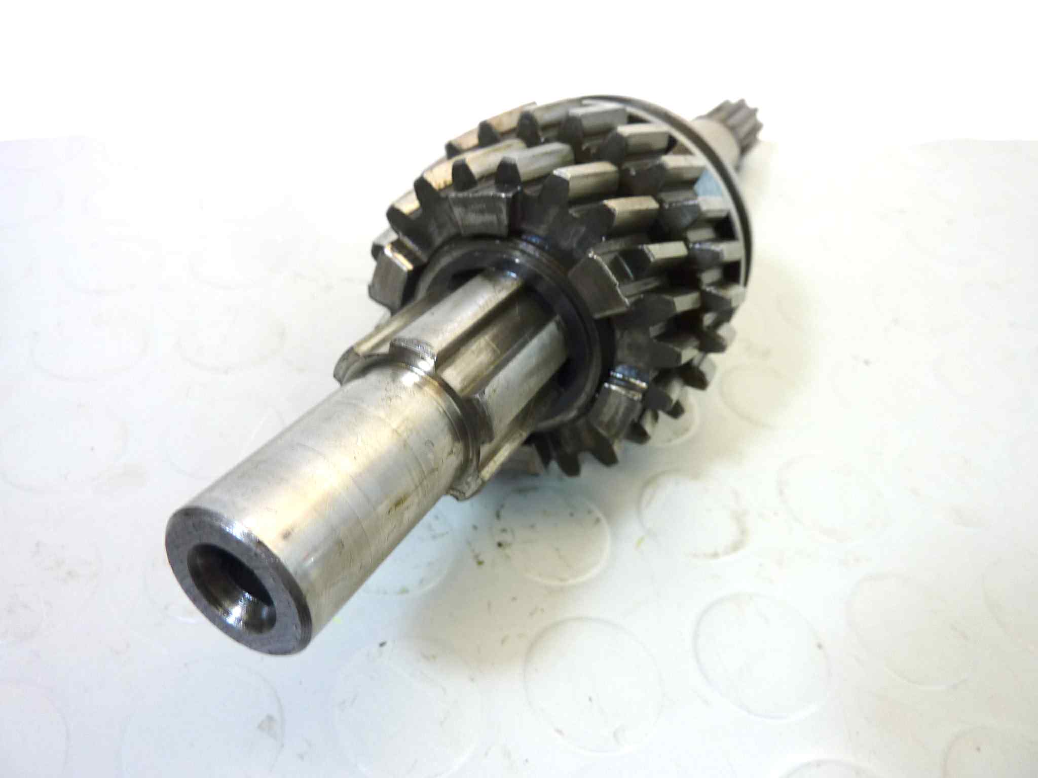 Albero secondario Guzzi V7 700 con manicotto prima seconda marcia ingranaggi seconda e terza cod 12213600 - immagine 3