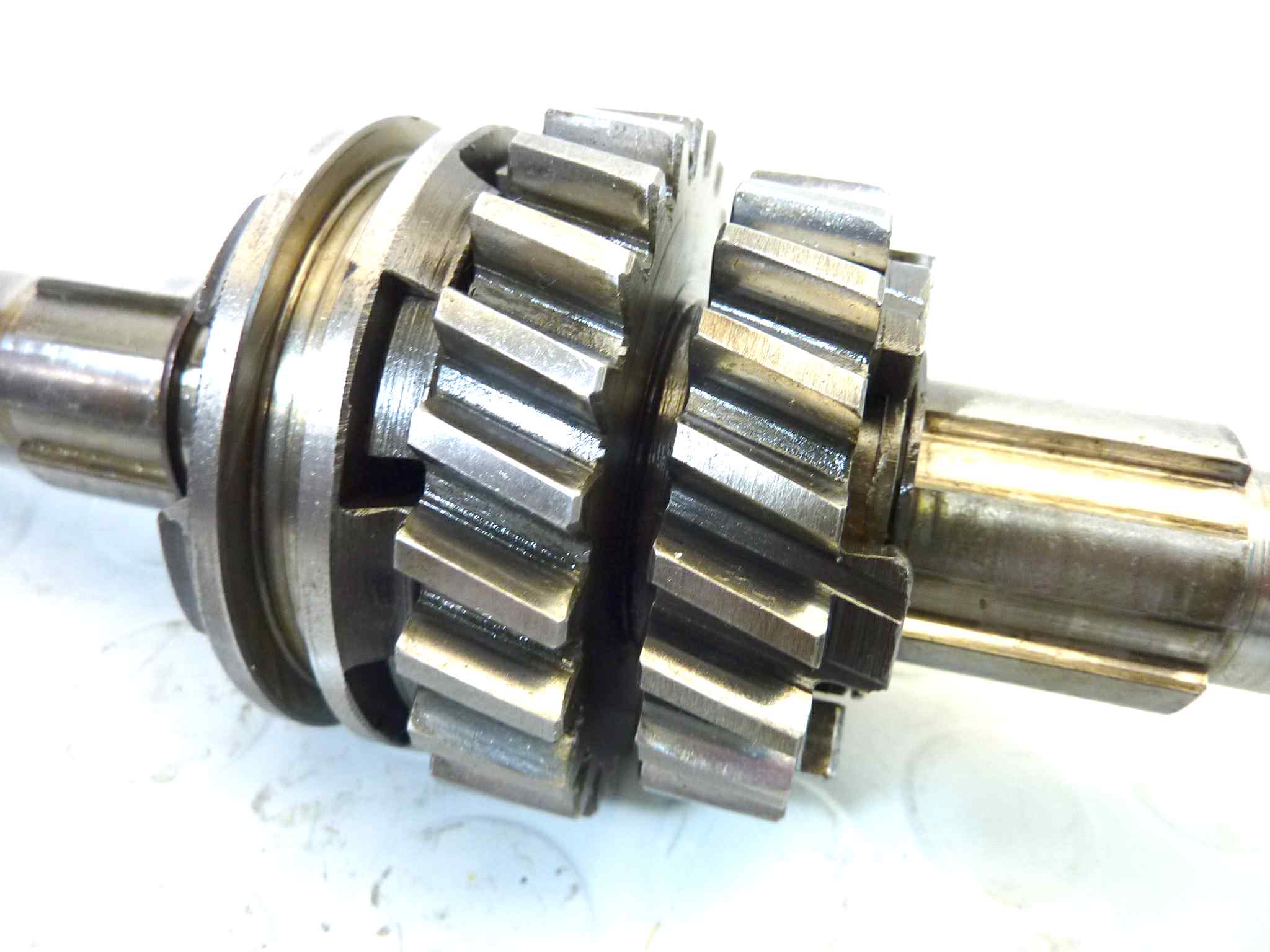 Albero secondario Guzzi V7 700 con manicotto prima seconda marcia ingranaggi seconda e terza cod 12213600 - immagine 5