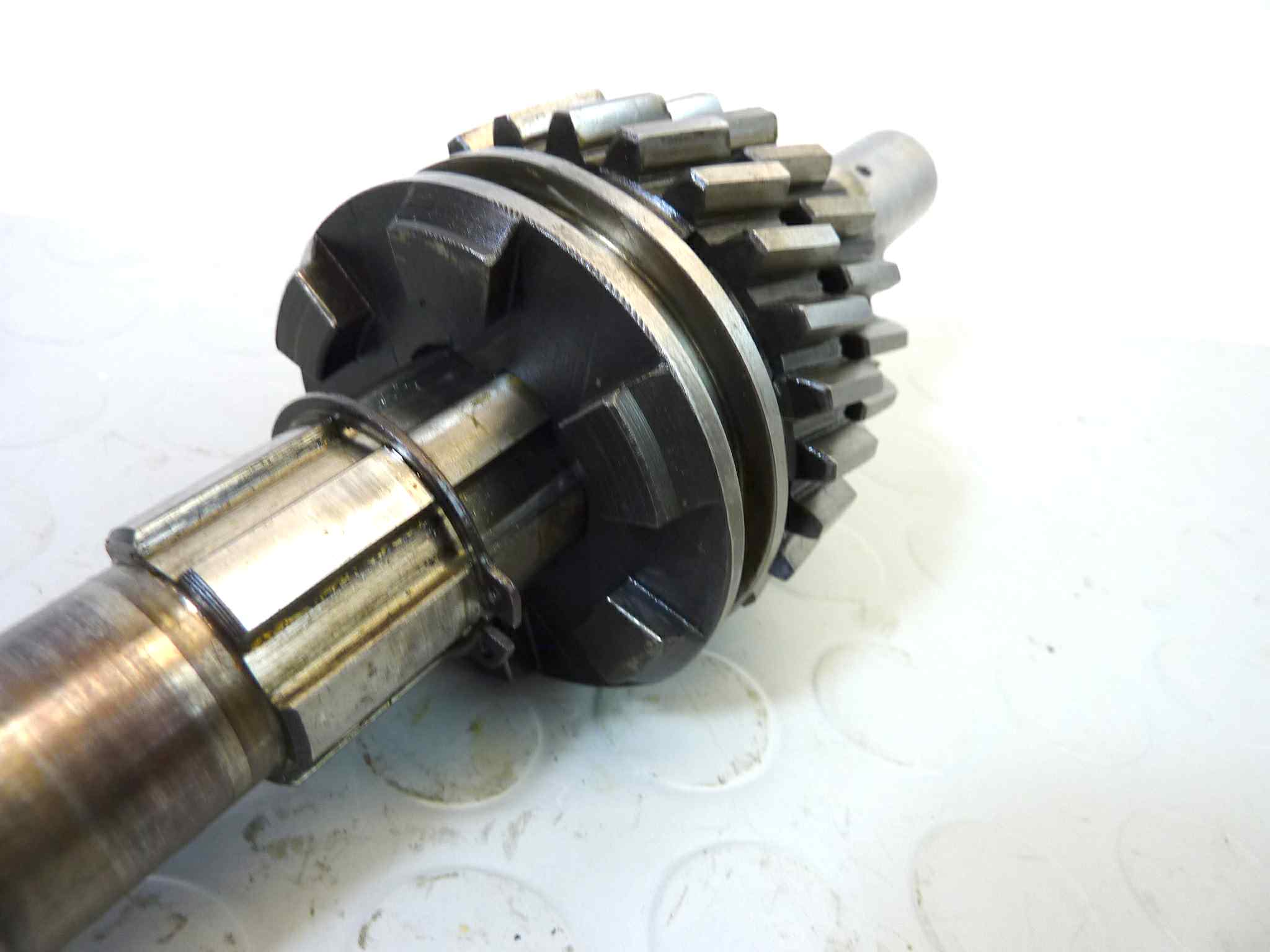 Albero secondario Guzzi V7 700 con manicotto prima seconda marcia ingranaggi seconda e terza cod 12213600 - immagine 6