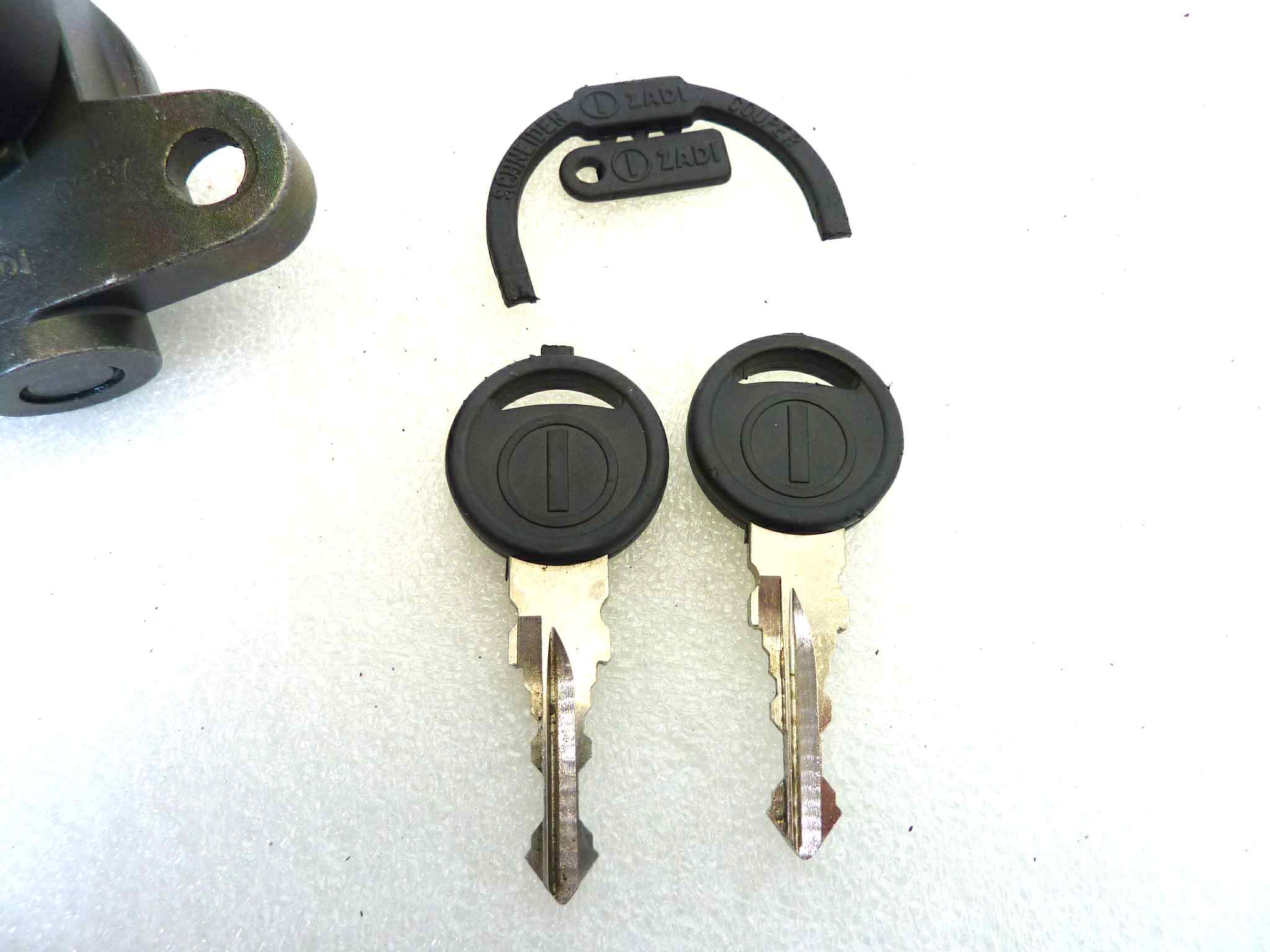 Blocchetto accensione Guzzi Breva 750 V7 Classic con 2 chiavi avviamento cod 32782510 Moto Guzzi V7 (Versioni I e II, Classic, Stone, Special, Racer, Café, Stornello)Moto Guzzi Breva 750Moto Guzzi Nevada 750 (Versioni Classic i.e. e Anniversario) 2003-2016 NUOVO fondo di magazzino, LEGGI DESCRIZIONE - immagine 3