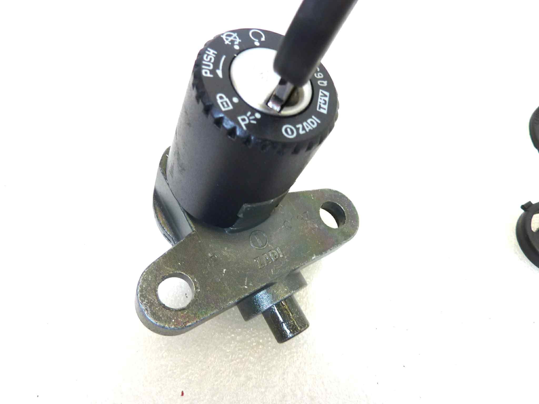 Blocchetto accensione Guzzi Breva 750 V7 Classic con 2 chiavi avviamento cod 32782510 Moto Guzzi V7 (Versioni I e II, Classic, Stone, Special, Racer, Café, Stornello)Moto Guzzi Breva 750Moto Guzzi Nevada 750 (Versioni Classic i.e. e Anniversario) 2003-2016 NUOVO fondo di magazzino, LEGGI DESCRIZIONE - immagine 8